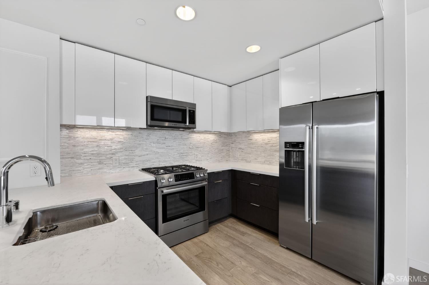 Detail Gallery Image 12 of 33 For 10 Innes Ct #401,  San Francisco,  CA 94124 - 3 Beds | 2 Baths