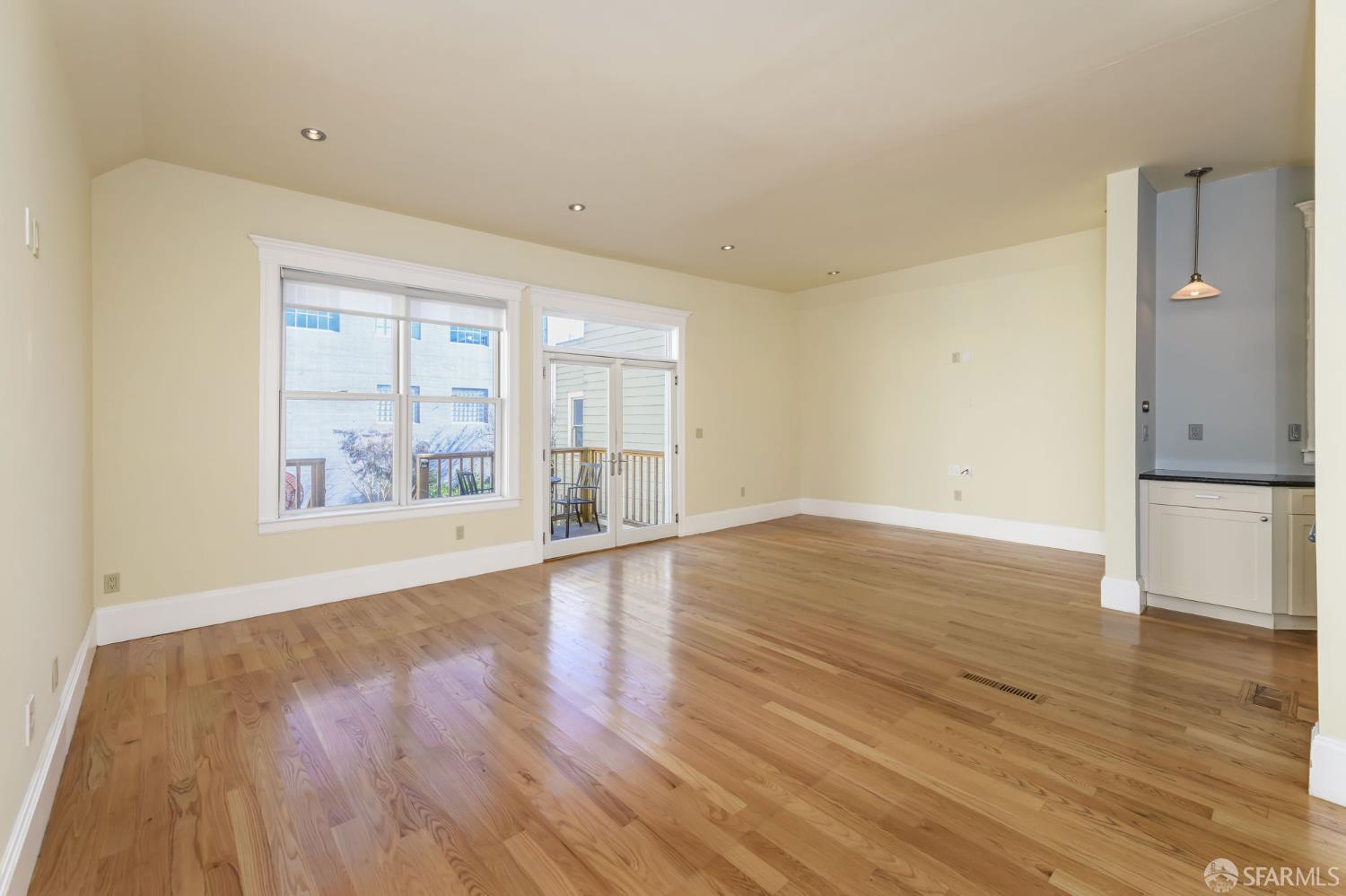 Detail Gallery Image 3 of 27 For 643 Hampshire St, San Francisco,  CA 94110 - 2 Beds | 2 Baths