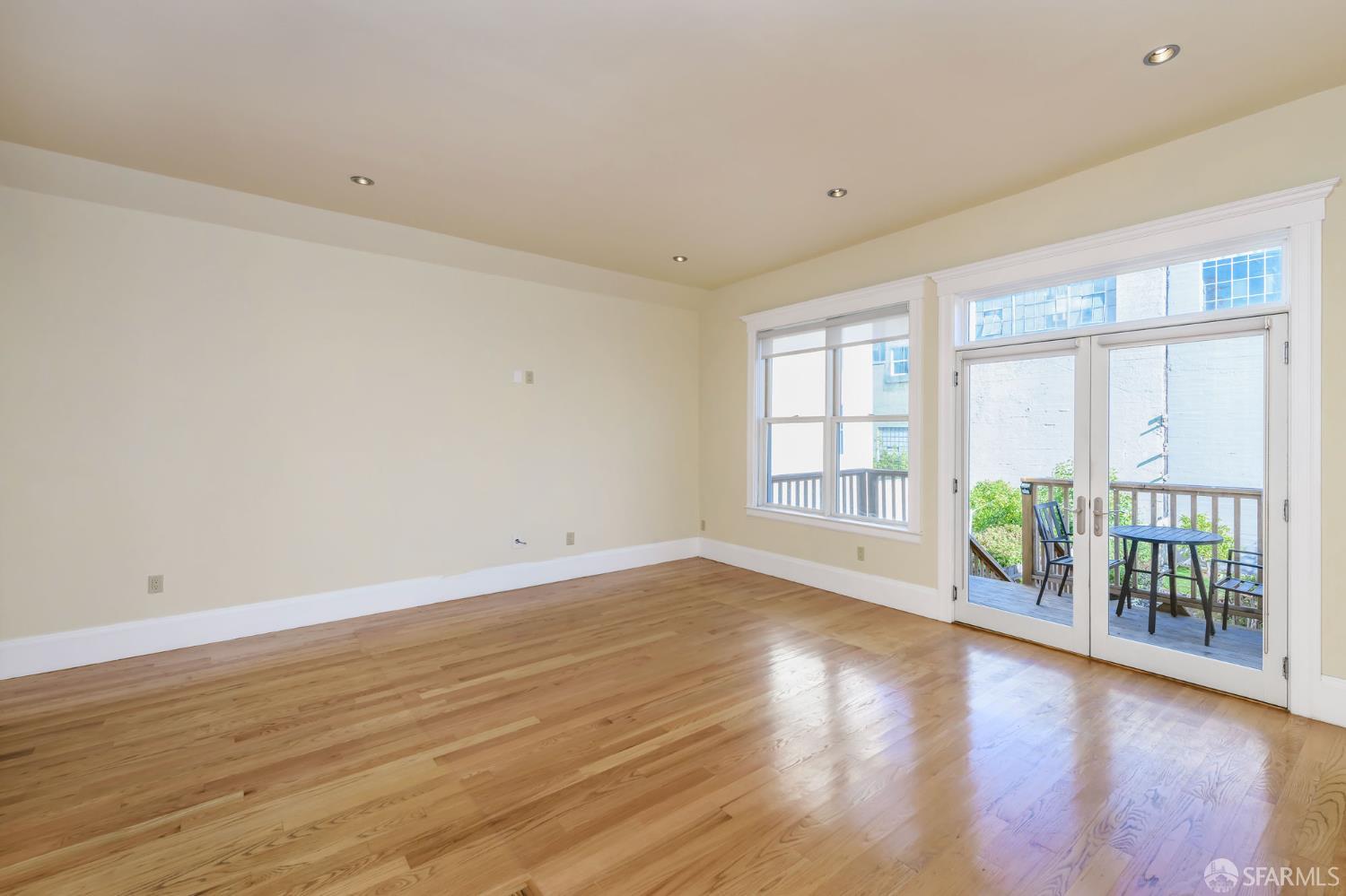 Detail Gallery Image 4 of 27 For 643 Hampshire St, San Francisco,  CA 94110 - 2 Beds | 2 Baths