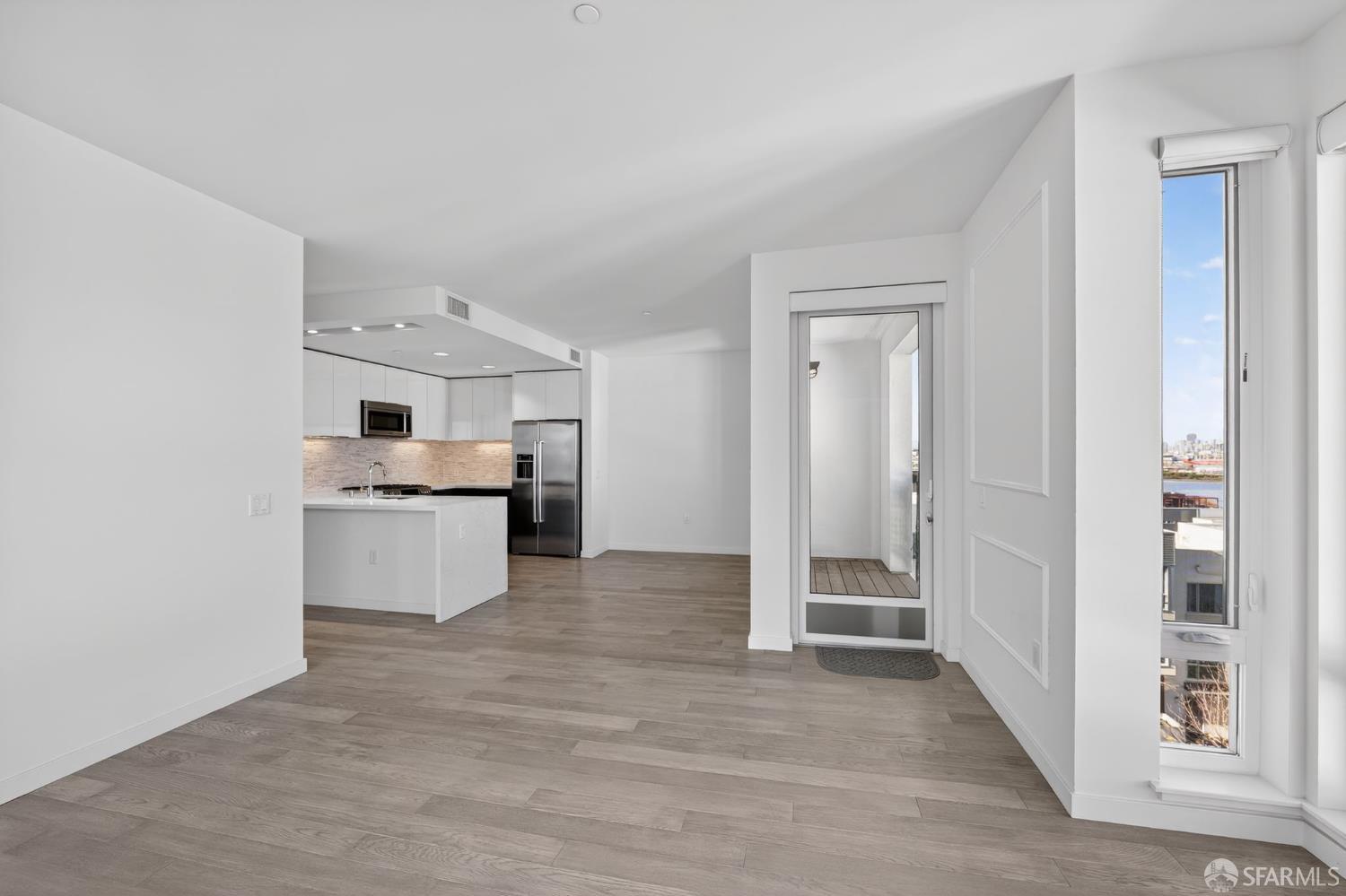 Detail Gallery Image 7 of 33 For 10 Innes Ct #401,  San Francisco,  CA 94124 - 3 Beds | 2 Baths