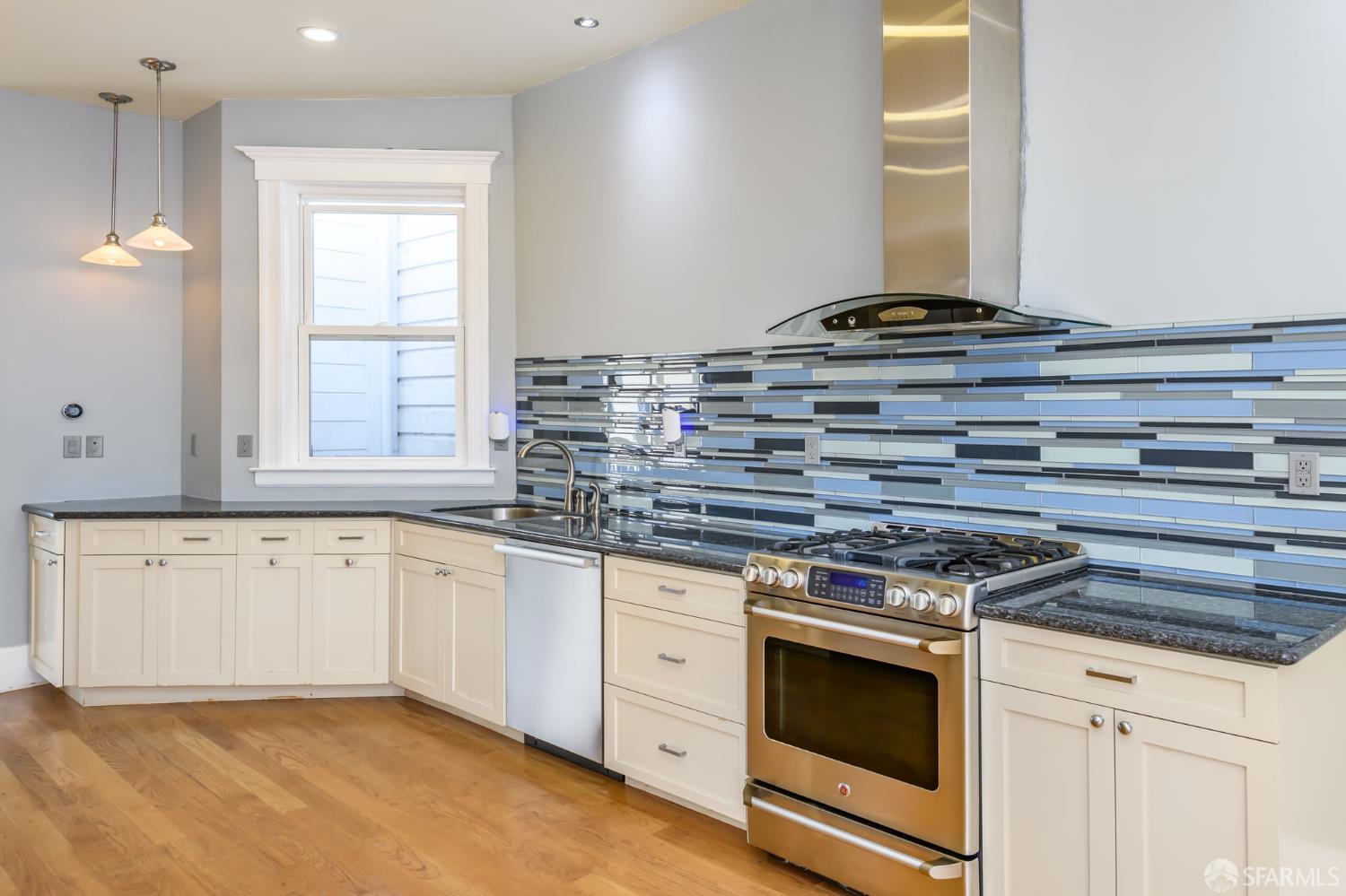 Detail Gallery Image 13 of 27 For 643 Hampshire St, San Francisco,  CA 94110 - 2 Beds | 2 Baths