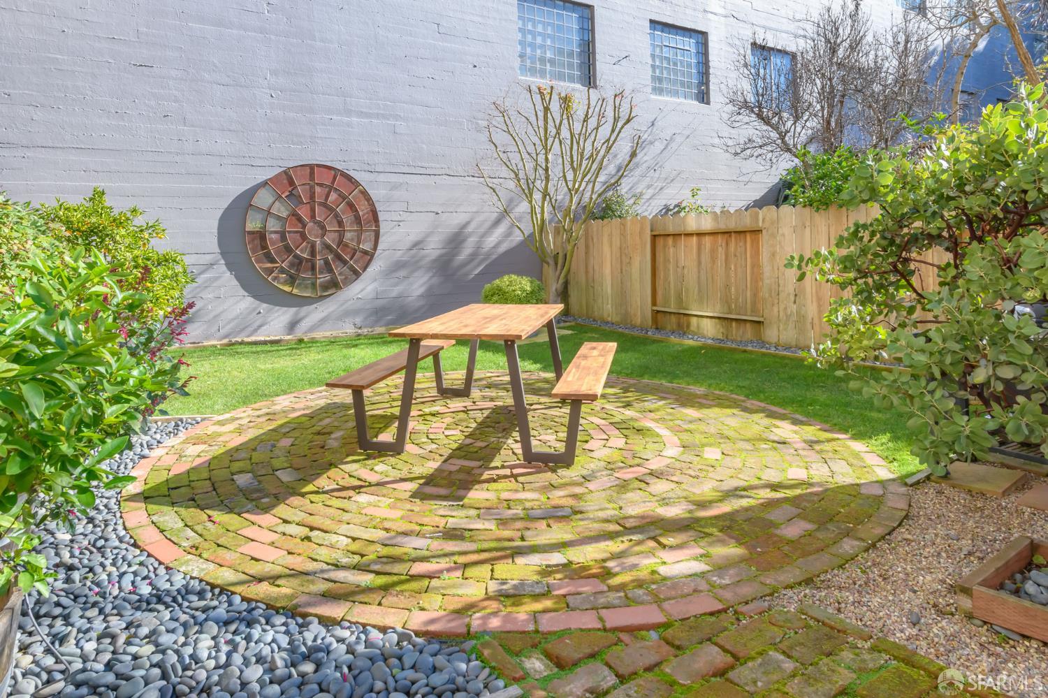 Detail Gallery Image 8 of 27 For 643 Hampshire St, San Francisco,  CA 94110 - 2 Beds | 2 Baths