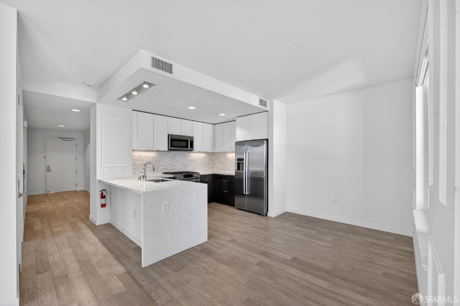 Detail Gallery Image 9 of 33 For 10 Innes Ct #401,  San Francisco,  CA 94124 - 3 Beds | 2 Baths