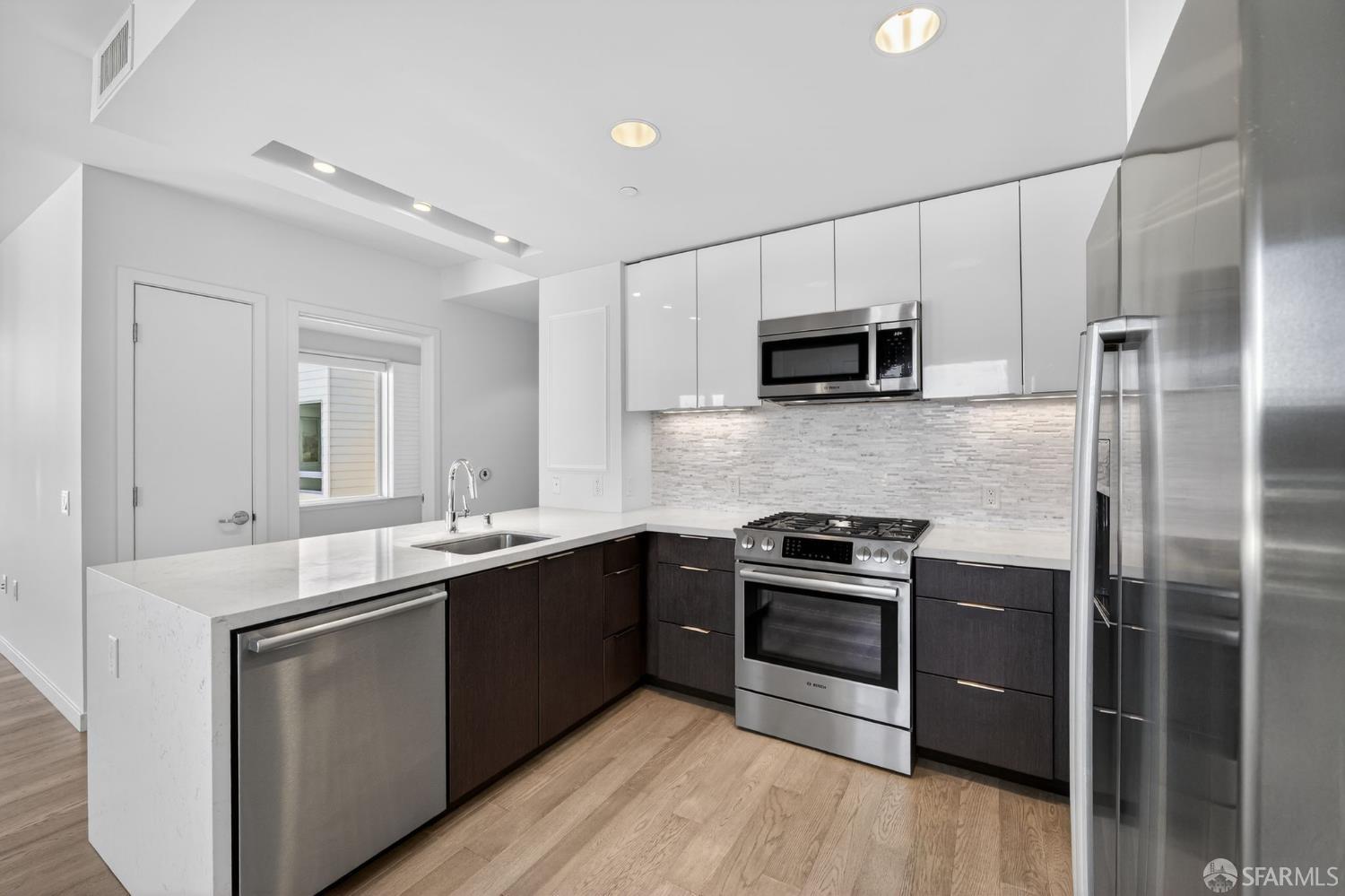 Detail Gallery Image 14 of 33 For 10 Innes Ct #401,  San Francisco,  CA 94124 - 3 Beds | 2 Baths