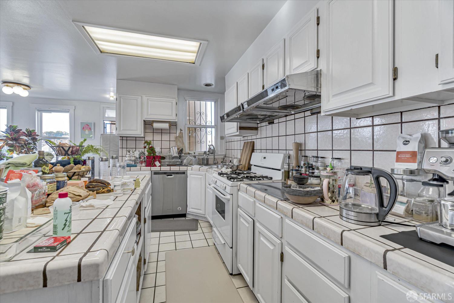 Detail Gallery Image 10 of 72 For 1733 Leavenworth St, San Francisco,  CA 94109 - – Beds | – Baths