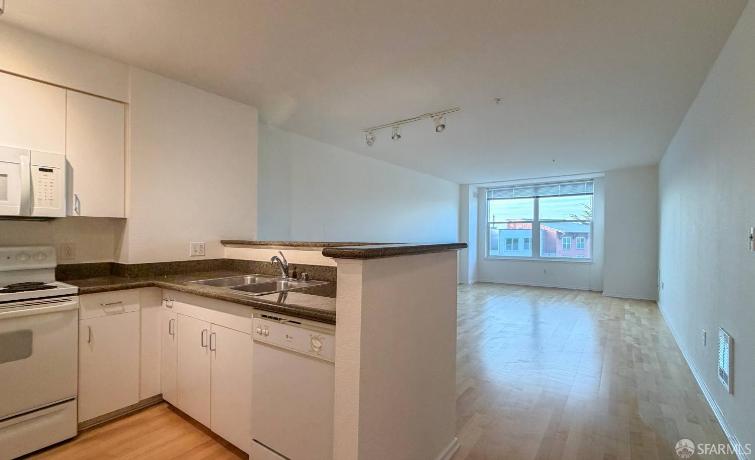 Detail Gallery Image 4 of 22 For 8300 Oceanview Ter #209,  San Francisco,  CA 94132 - 1 Beds | 1 Baths