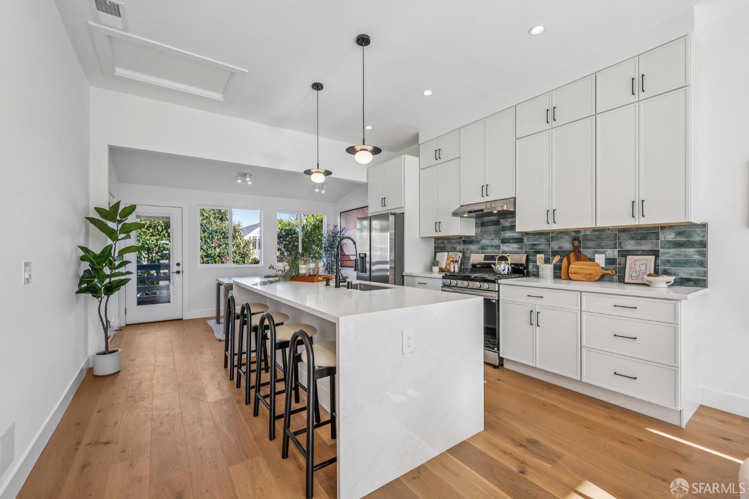 Detail Gallery Image 3 of 55 For 1439 Silver Ave, San Francisco,  CA 94134 - 2 Beds | 2 Baths