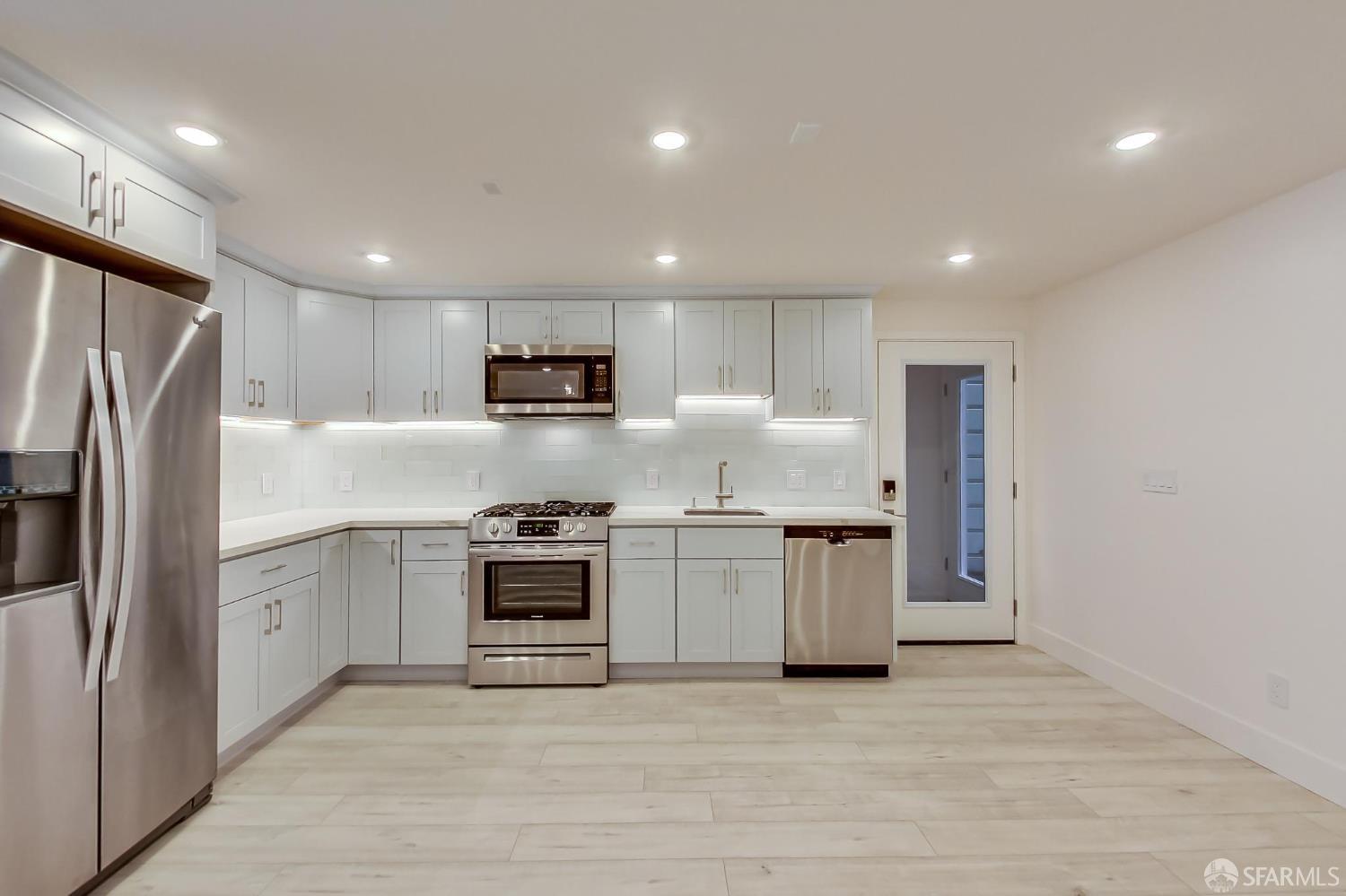 Detail Gallery Image 2 of 17 For 751 Capp St 753a,  San Francisco,  CA 94110 - 5 Beds | 4 Baths