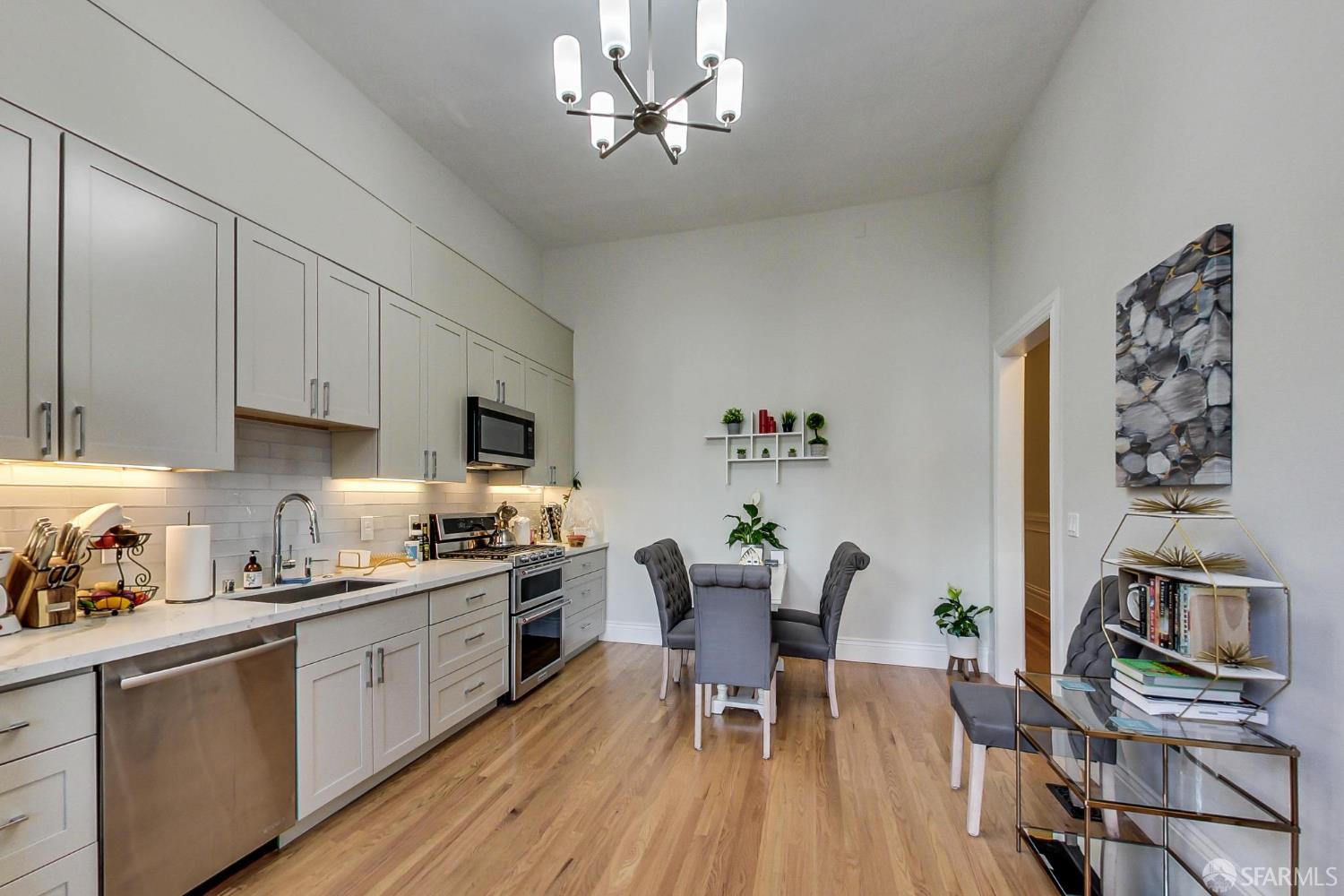 Detail Gallery Image 4 of 33 For 751 Capp St #753,  San Francisco,  CA 94110 - 6 Beds | 3 Baths