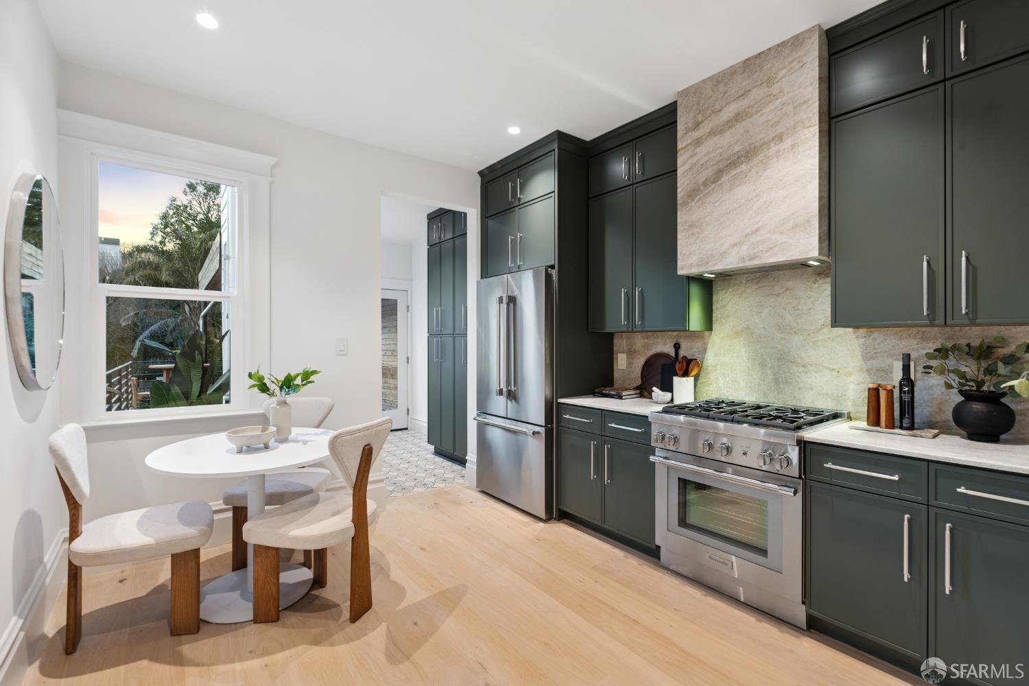 Detail Gallery Image 7 of 22 For 976 Noe St, San Francisco,  CA 94114 - 3 Beds | 1/1 Baths