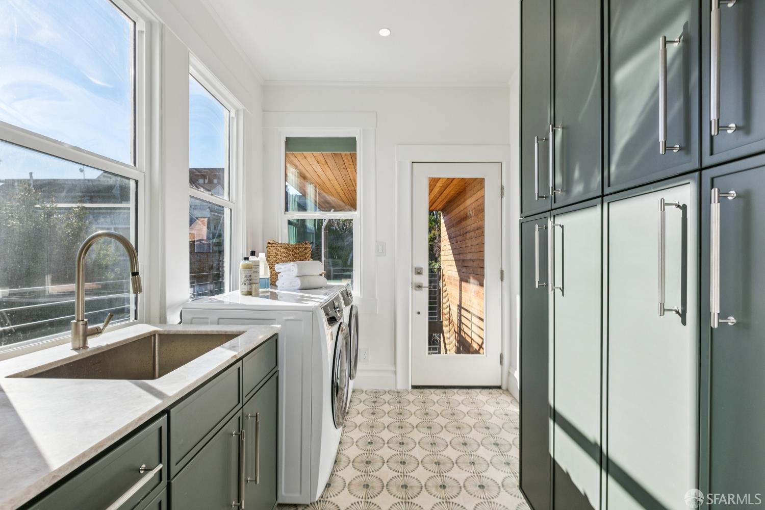 Detail Gallery Image 9 of 22 For 976 Noe St, San Francisco,  CA 94114 - 3 Beds | 1/1 Baths