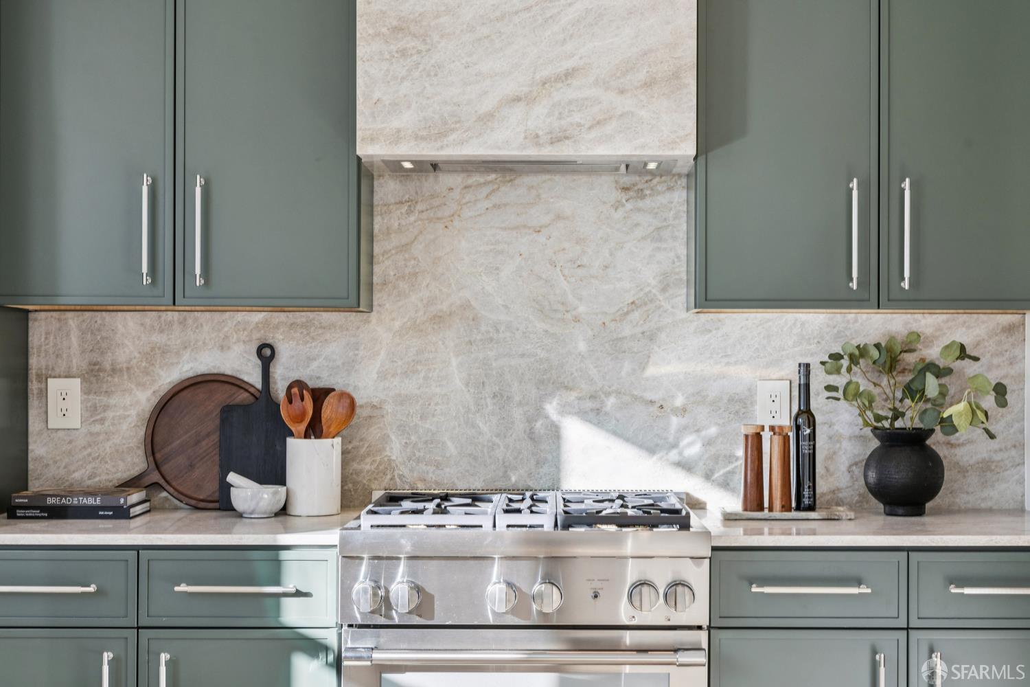 Detail Gallery Image 6 of 22 For 976 Noe St, San Francisco,  CA 94114 - 3 Beds | 1/1 Baths