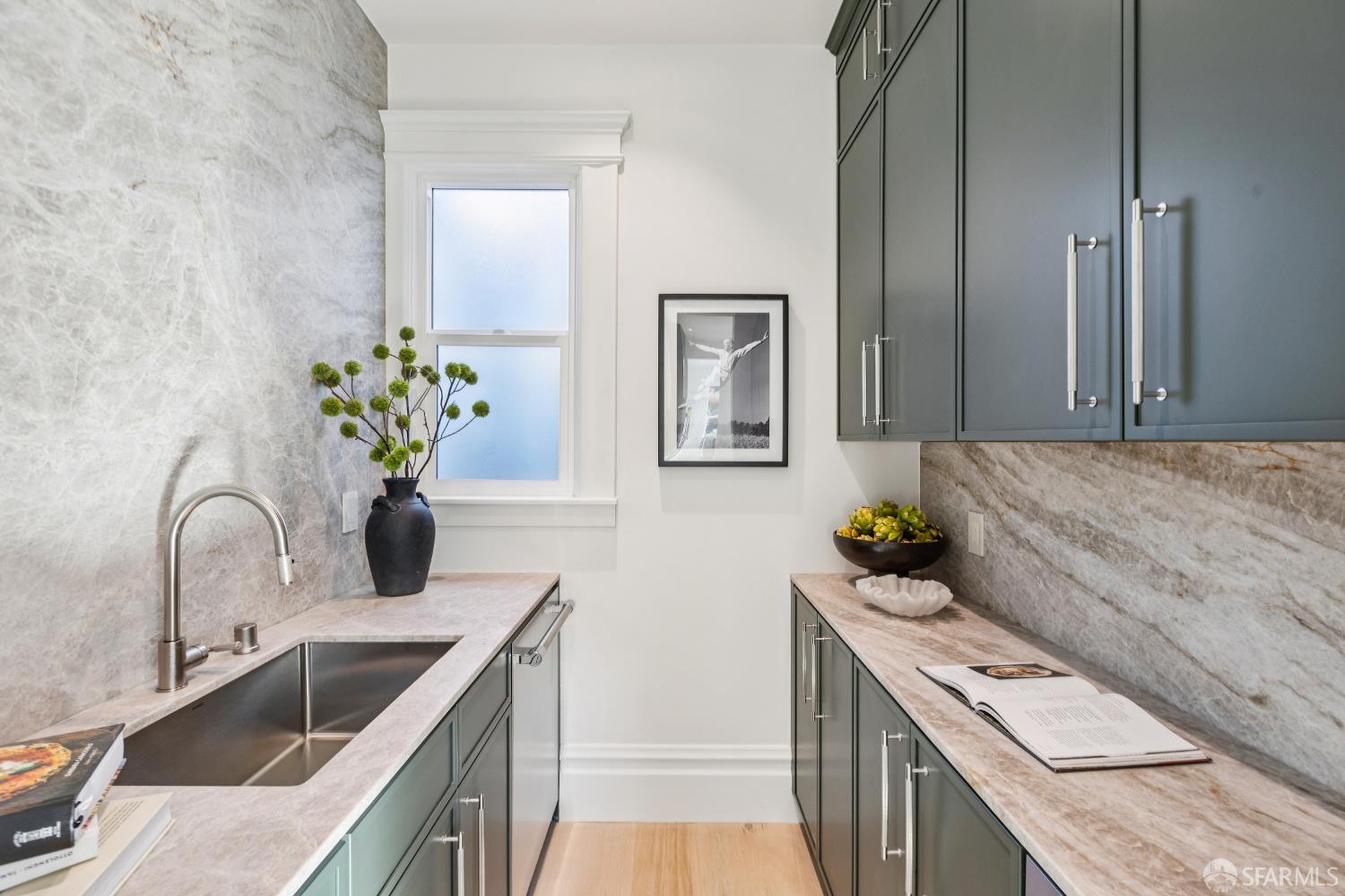 Detail Gallery Image 10 of 22 For 976 Noe St, San Francisco,  CA 94114 - 3 Beds | 1/1 Baths