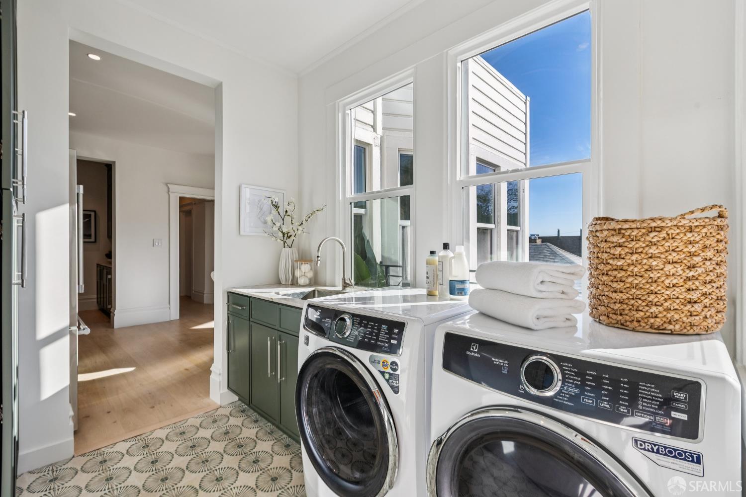 Detail Gallery Image 11 of 22 For 976 Noe St, San Francisco,  CA 94114 - 3 Beds | 1/1 Baths