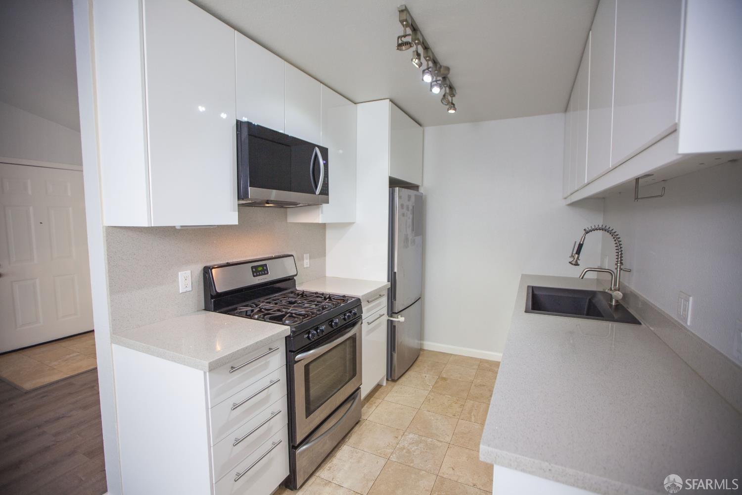 Detail Gallery Image 4 of 16 For 1010 San Antonio Cir #324,  Daly City,  CA 94014 - 1 Beds | 1 Baths