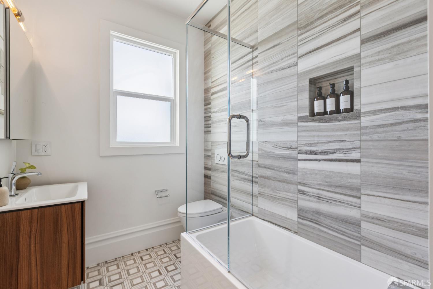 Detail Gallery Image 17 of 22 For 976 Noe St, San Francisco,  CA 94114 - 3 Beds | 1/1 Baths