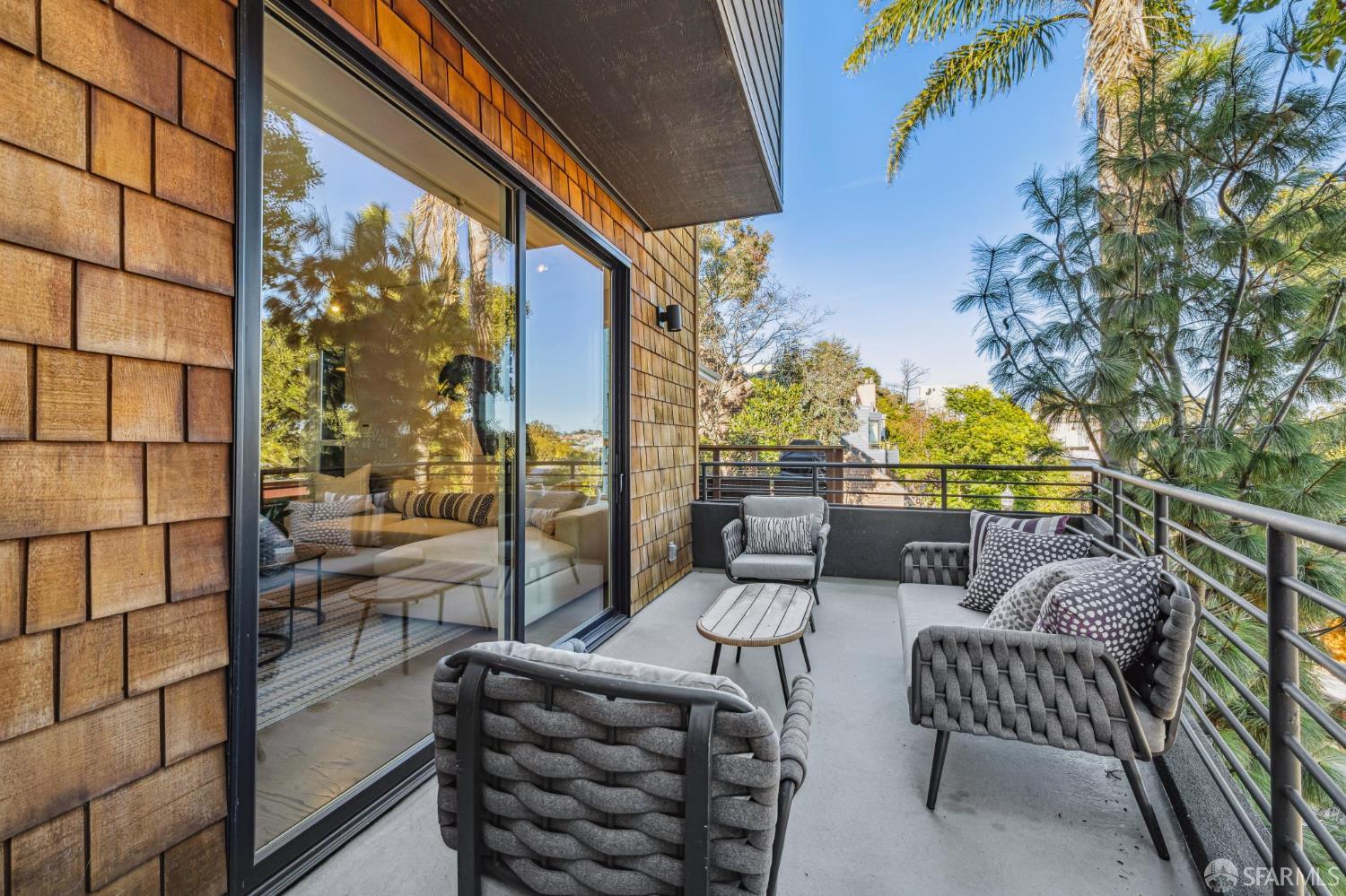 Detail Gallery Image 13 of 61 For 510 Franconia St, San Francisco,  CA 94110 - 3 Beds | 2/1 Baths