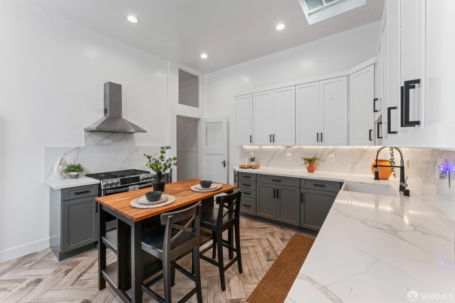 Detail Gallery Image 9 of 39 For 483 Oak St, San Francisco,  CA 94102 - 4 Beds | 2 Baths