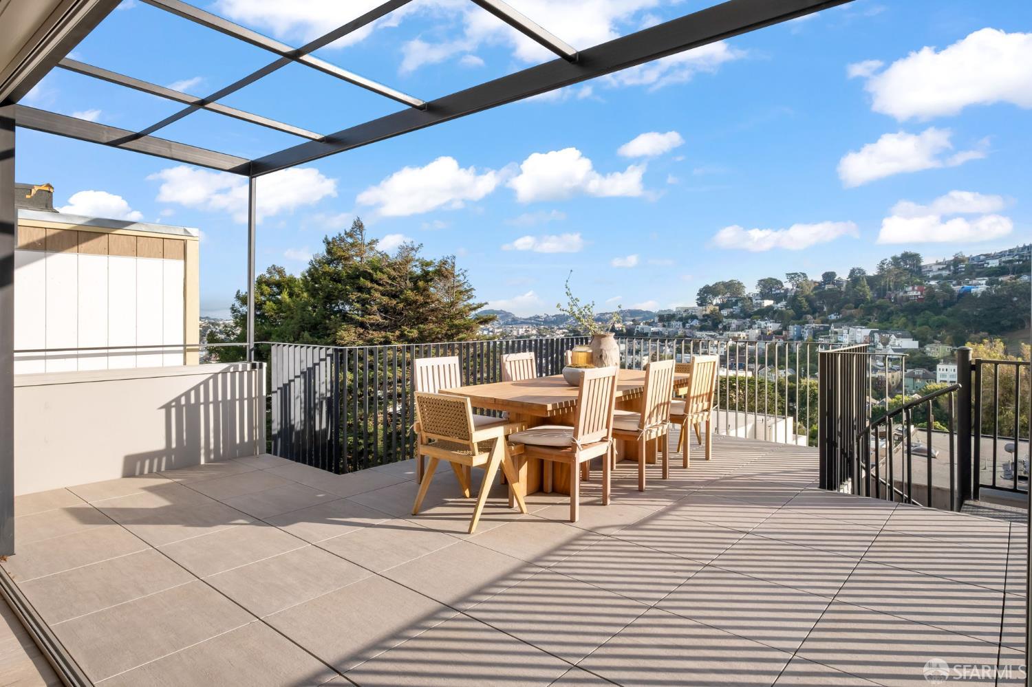 Detail Gallery Image 14 of 74 For 479 28th St, San Francisco,  CA 94131 - 7 Beds | 6/1 Baths