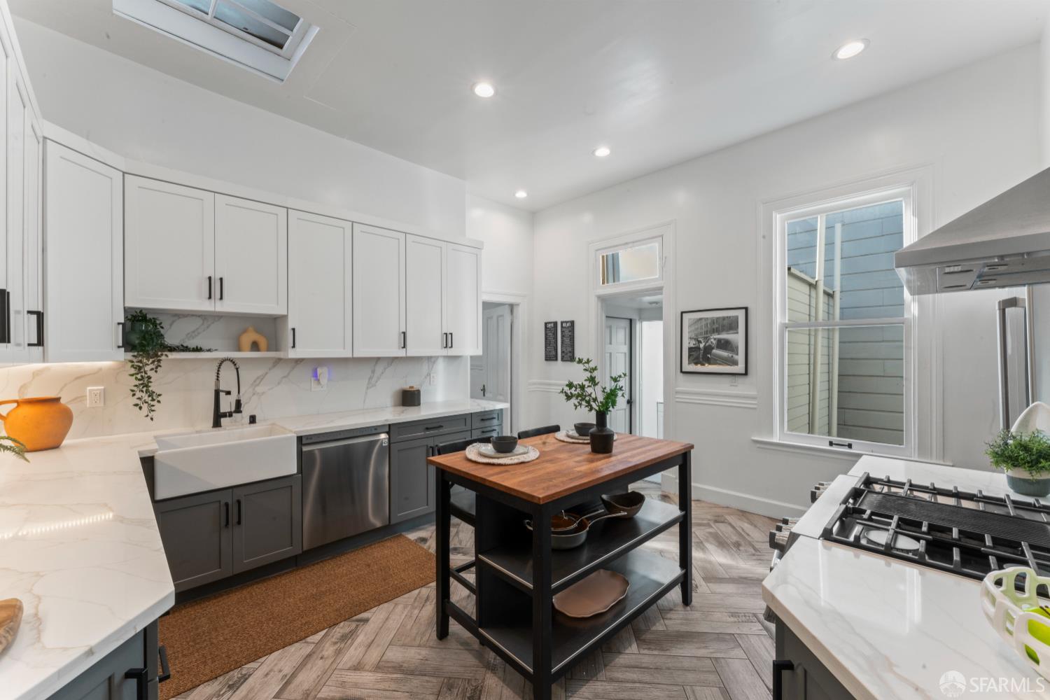 Detail Gallery Image 4 of 39 For 483 Oak St, San Francisco,  CA 94102 - 4 Beds | 2 Baths