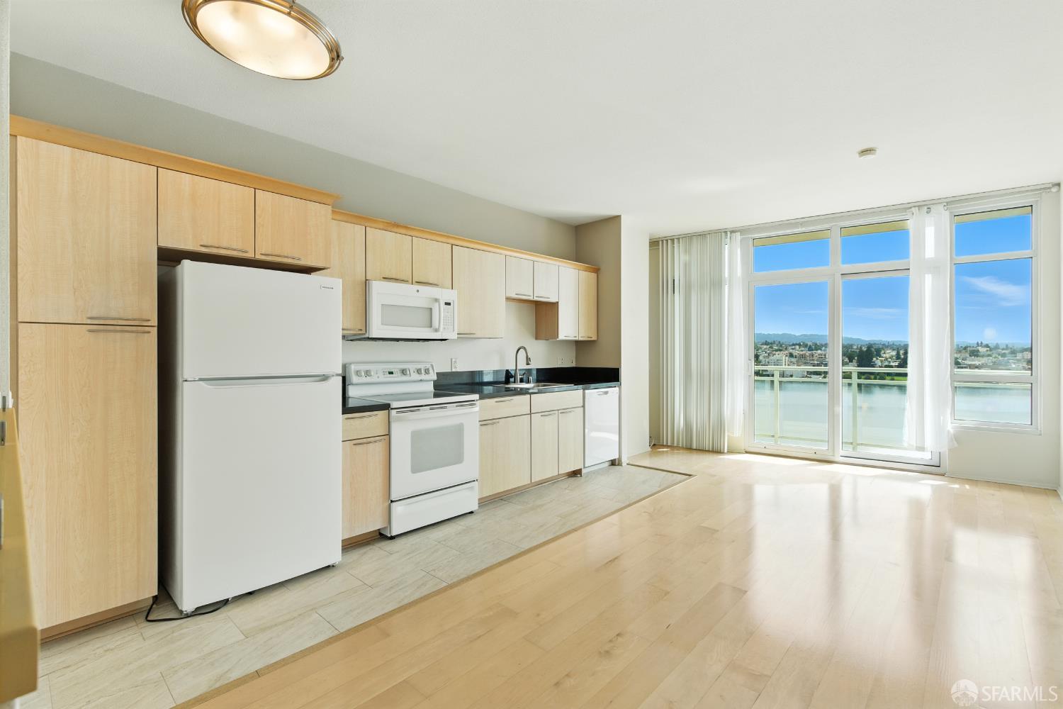 Detail Gallery Image 5 of 28 For 1 Lakeside Dr #1006,  Oakland,  CA 94612 - 1 Beds | 1 Baths