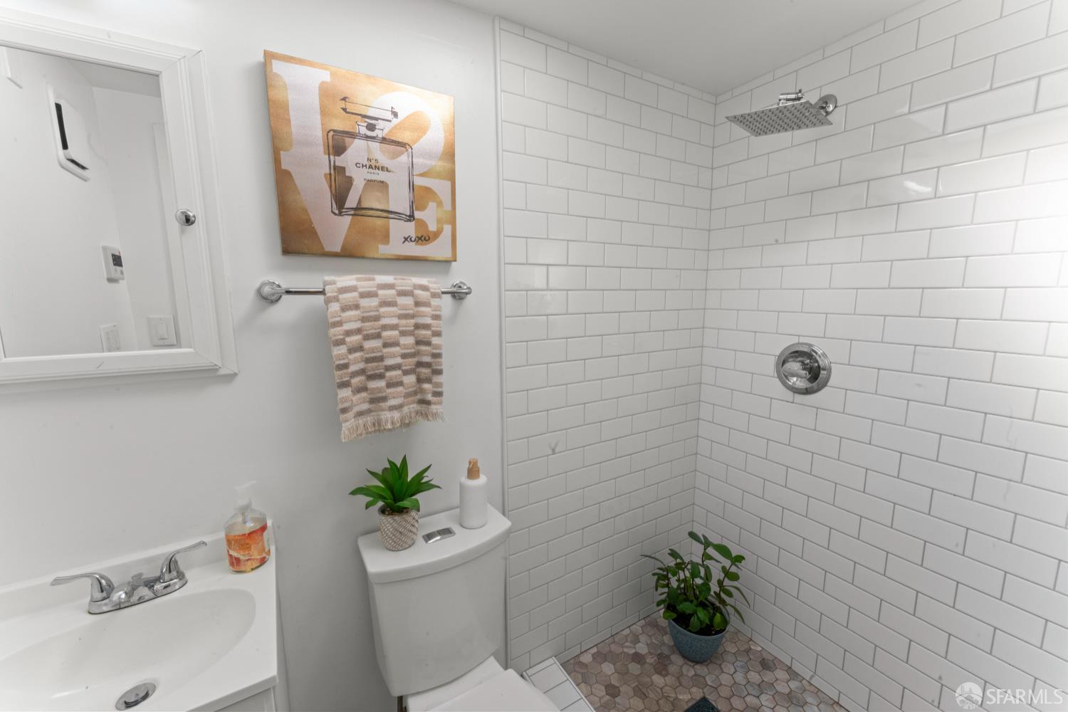 Detail Gallery Image 12 of 39 For 483 Oak St, San Francisco,  CA 94102 - 4 Beds | 2 Baths