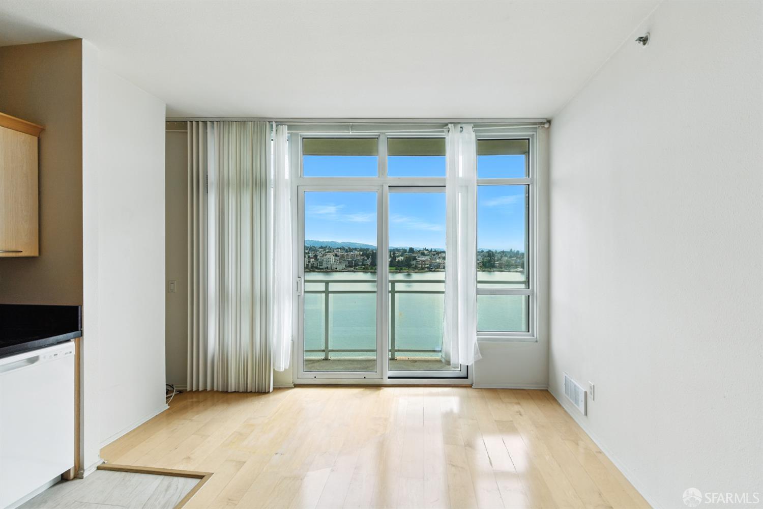 Detail Gallery Image 6 of 28 For 1 Lakeside Dr #1006,  Oakland,  CA 94612 - 1 Beds | 1 Baths