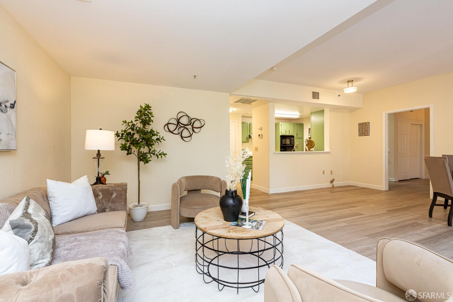 Detail Gallery Image 3 of 16 For 1840 Tice Creek Dr #2210,  Walnut Creek,  CA 94595 - 1 Beds | 1/1 Baths