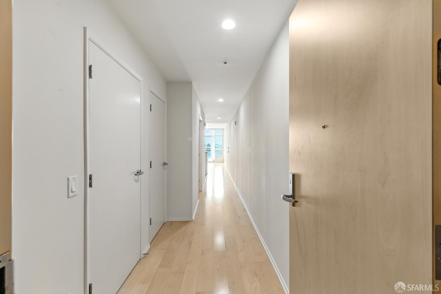 Detail Gallery Image 2 of 28 For 1 Lakeside Dr #1006,  Oakland,  CA 94612 - 1 Beds | 1 Baths