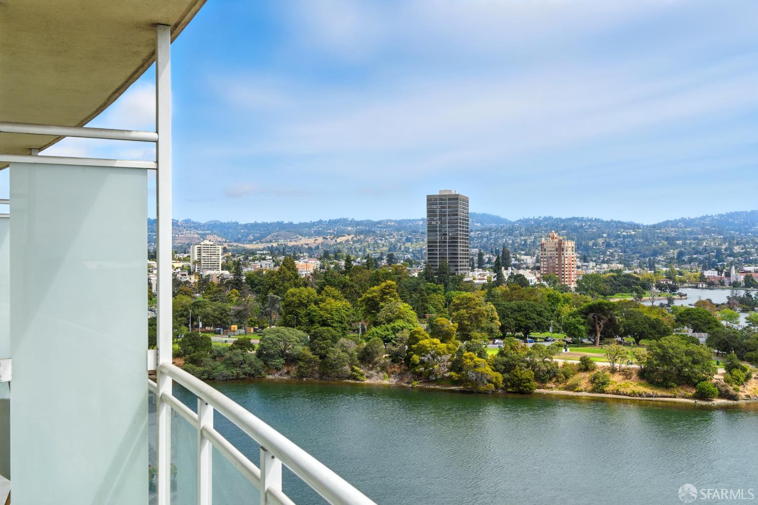 Detail Gallery Image 8 of 28 For 1 Lakeside Dr #1006,  Oakland,  CA 94612 - 1 Beds | 1 Baths