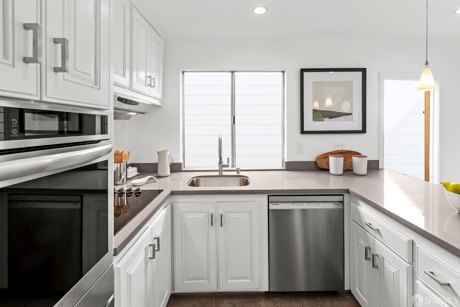 Detail Gallery Image 7 of 30 For 327 Caselli Ave, San Francisco,  CA 94114 - 2 Beds | 1/1 Baths