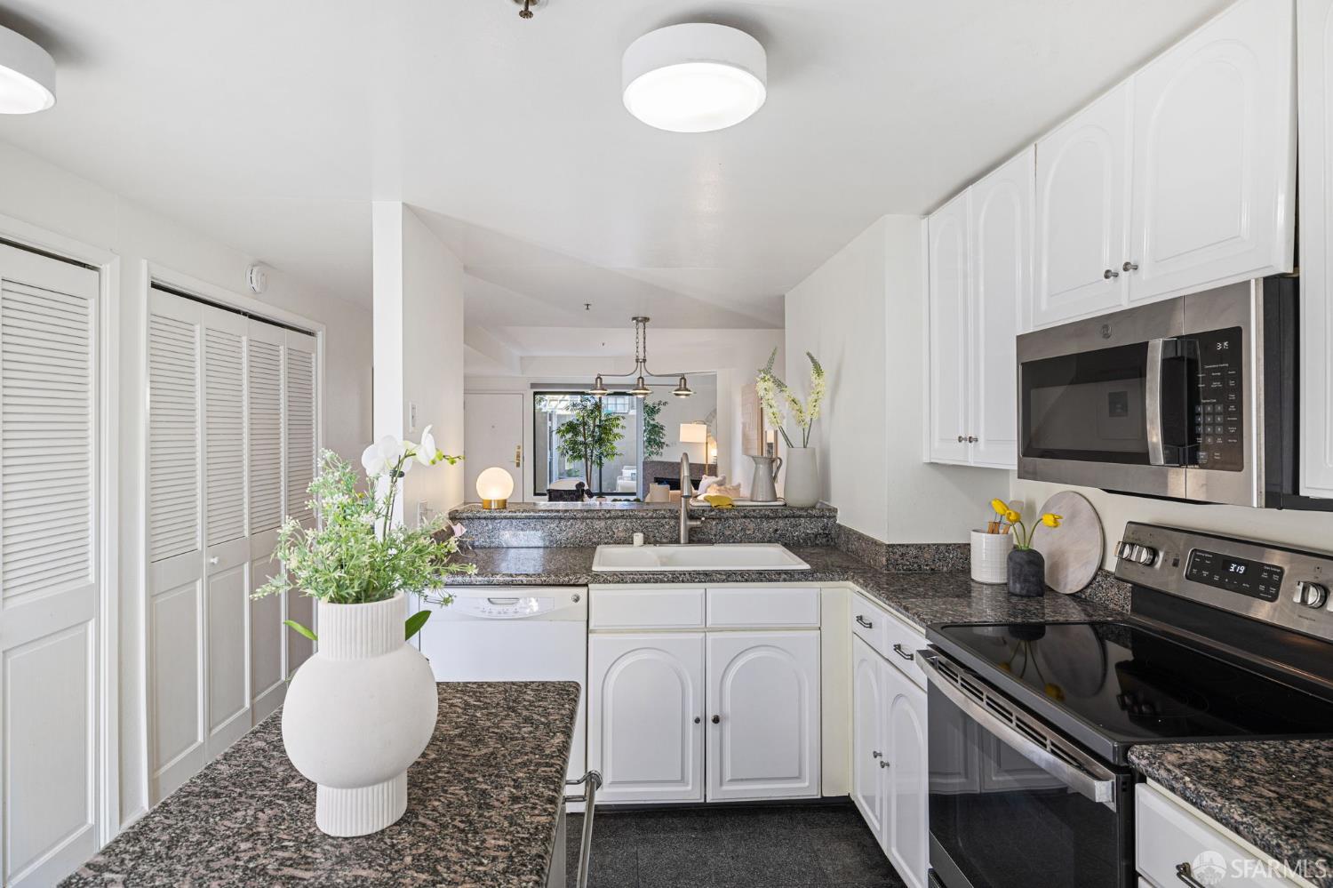 Detail Gallery Image 34 of 72 For 601 Van Ness Ave #39,  San Francisco,  CA 94102 - 2 Beds | 2 Baths