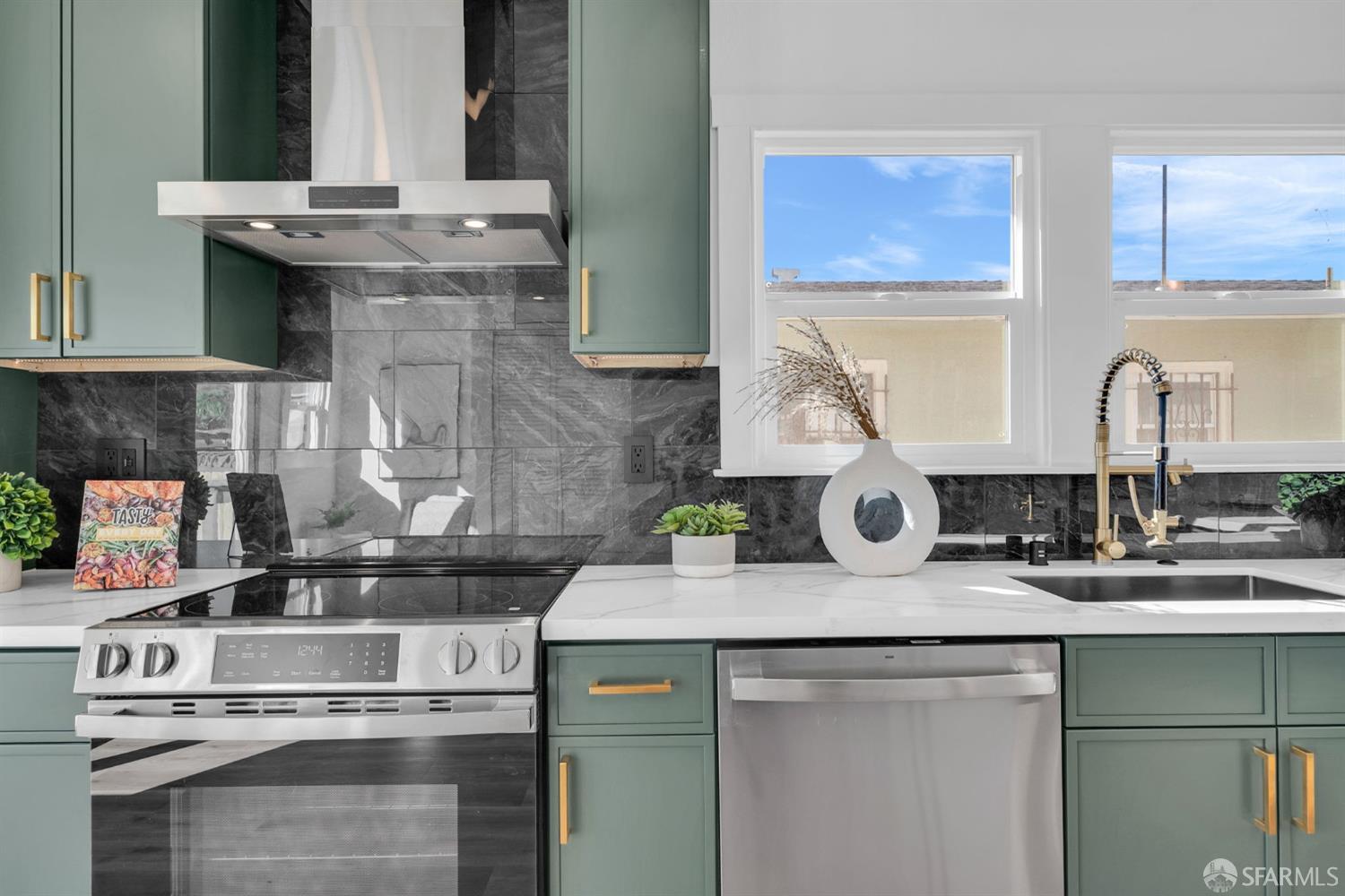 Detail Gallery Image 23 of 56 For 2906 Seminary Ave, Oakland,  CA 94605 - 2 Beds | 2 Baths