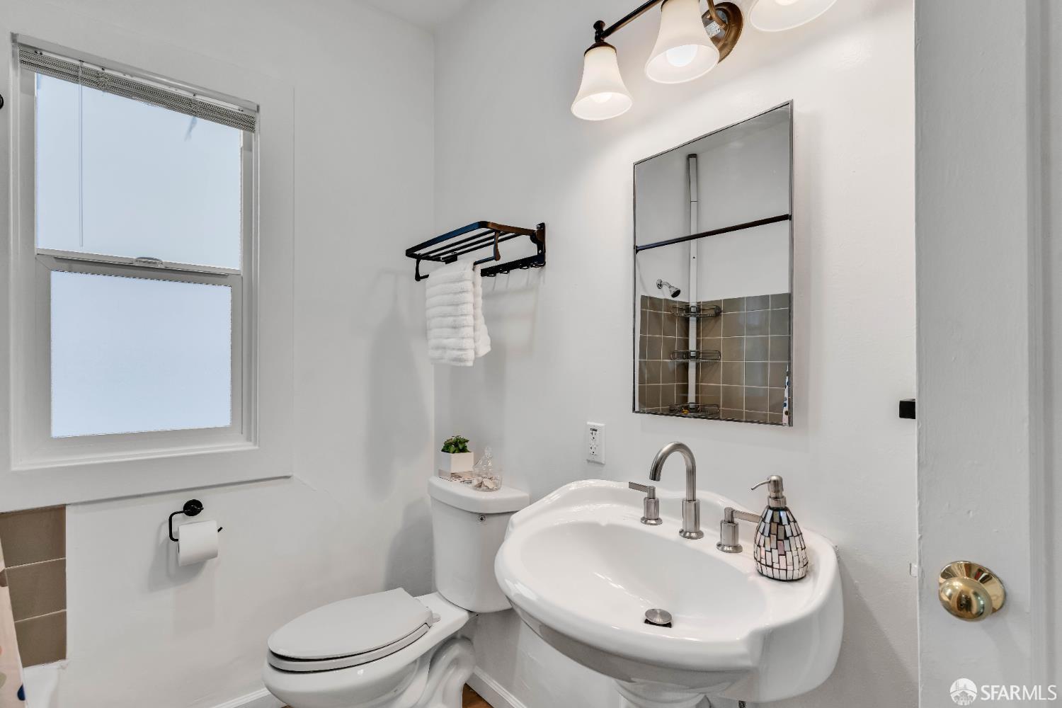 Detail Gallery Image 28 of 42 For 2918 Newbury St, Berkeley,  CA 94703 - 3 Beds | 1/1 Baths