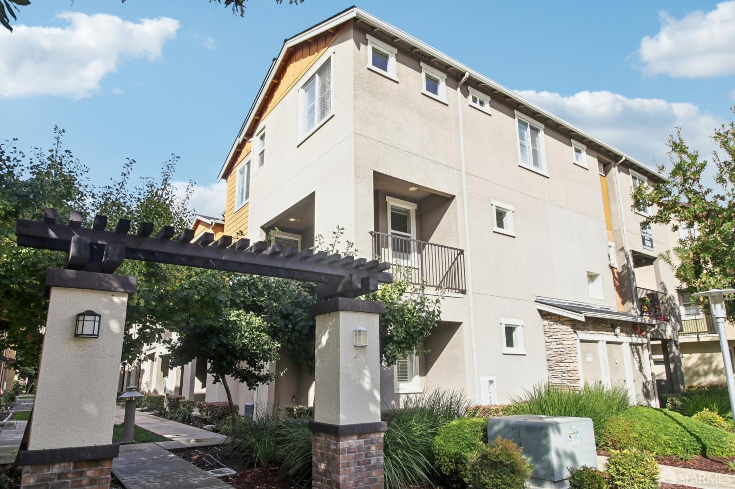 Detail Gallery Image 3 of 41 For 1297 Coyote Creek Way, Milpitas,  CA 95035 - 3 Beds | 2/1 Baths