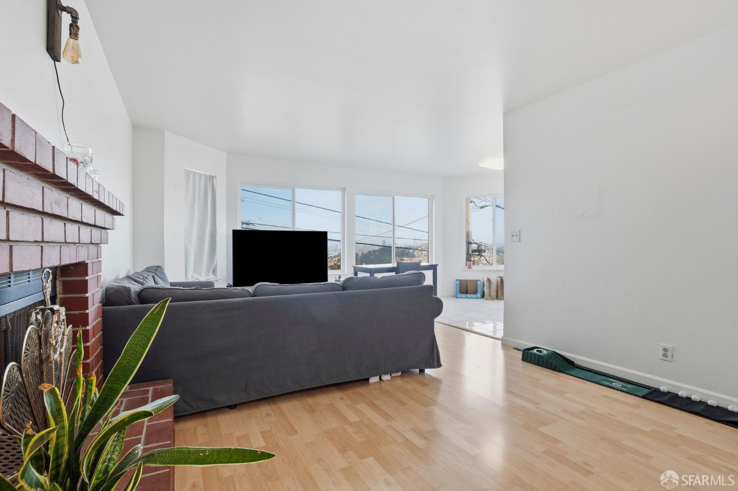 Detail Gallery Image 4 of 37 For 1831 Silliman St, San Francisco,  CA 94134 - 4 Beds | 3 Baths