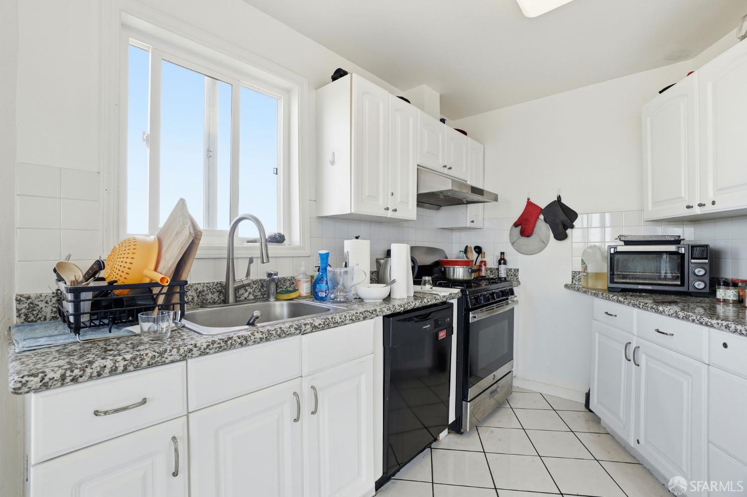 Detail Gallery Image 11 of 37 For 1831 Silliman St, San Francisco,  CA 94134 - 4 Beds | 3 Baths