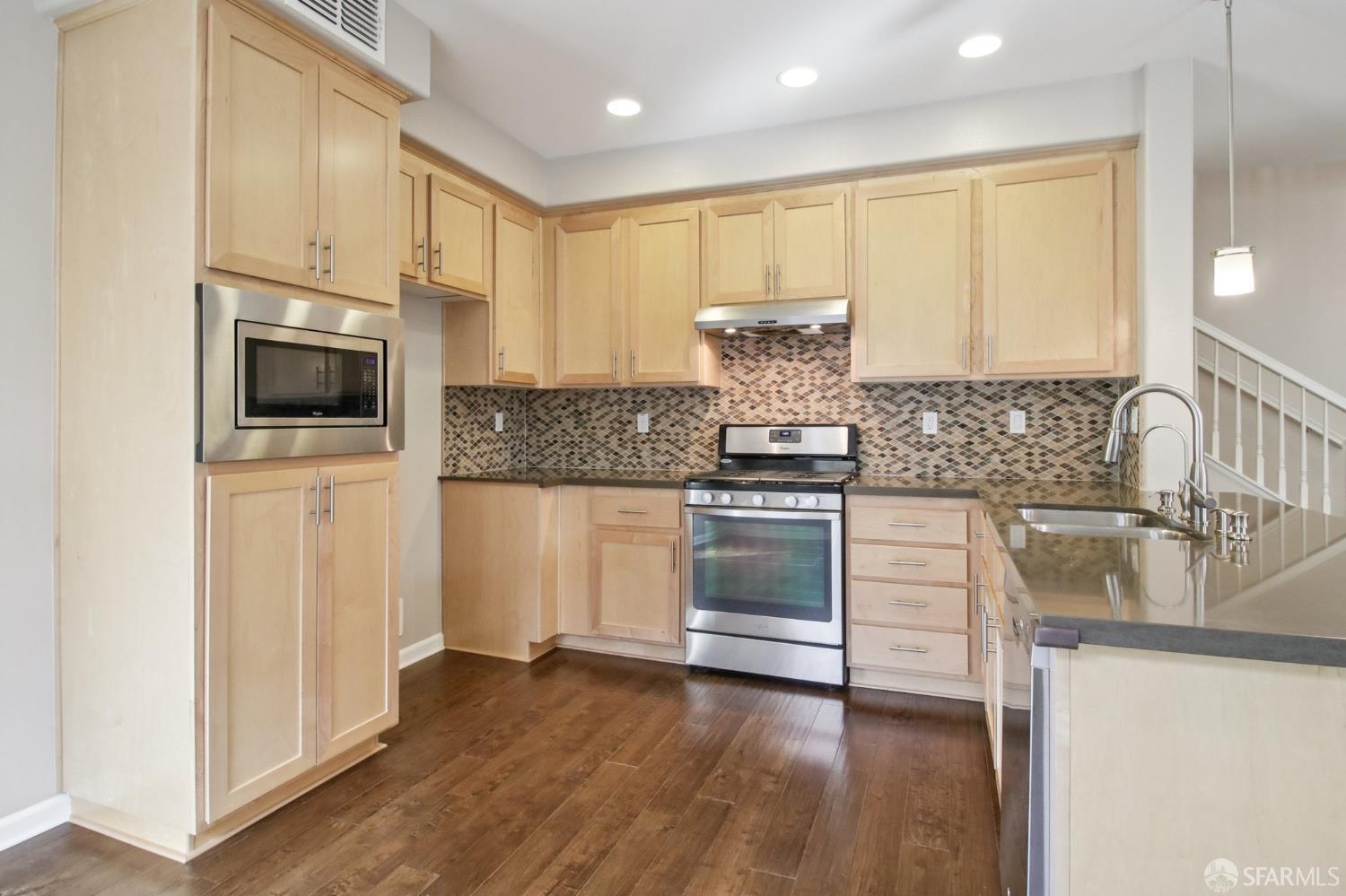 Detail Gallery Image 9 of 41 For 1297 Coyote Creek Way, Milpitas,  CA 95035 - 3 Beds | 2/1 Baths