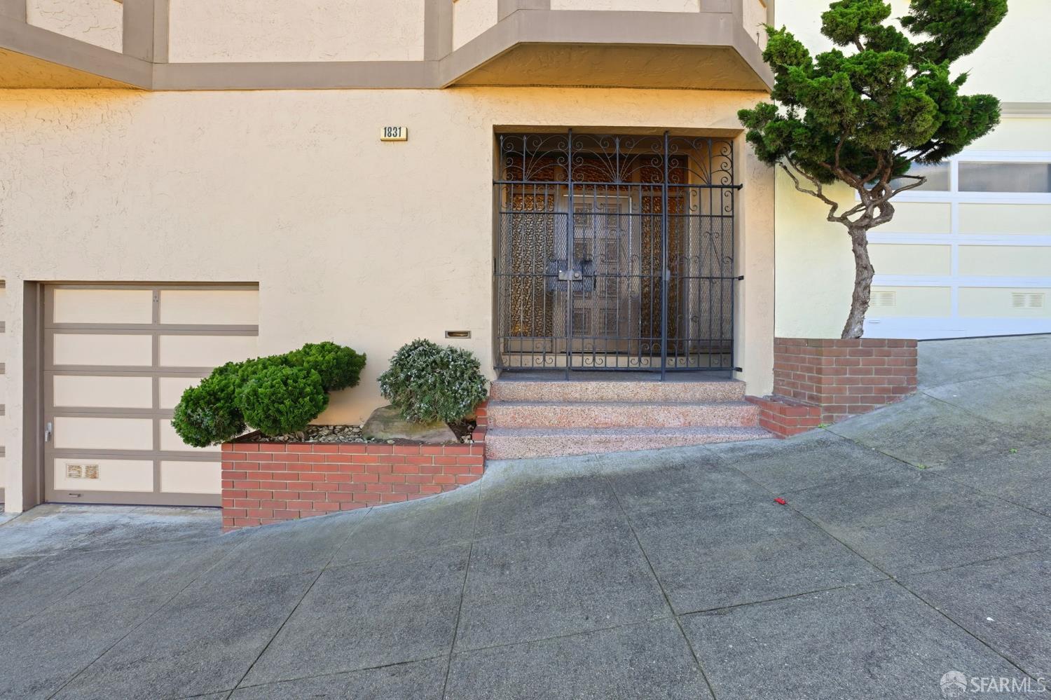 Detail Gallery Image 2 of 37 For 1831 Silliman St, San Francisco,  CA 94134 - 4 Beds | 3 Baths