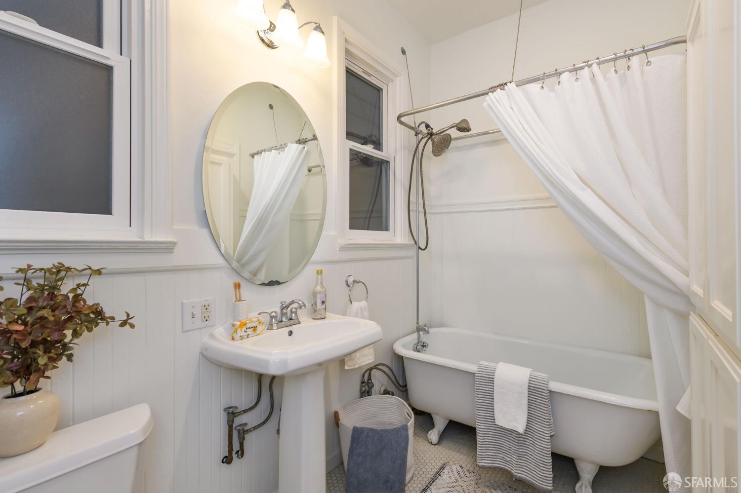 Detail Gallery Image 5 of 16 For 34 Dearborn St a,  San Francisco,  CA 94110 - 2 Beds | 1 Baths