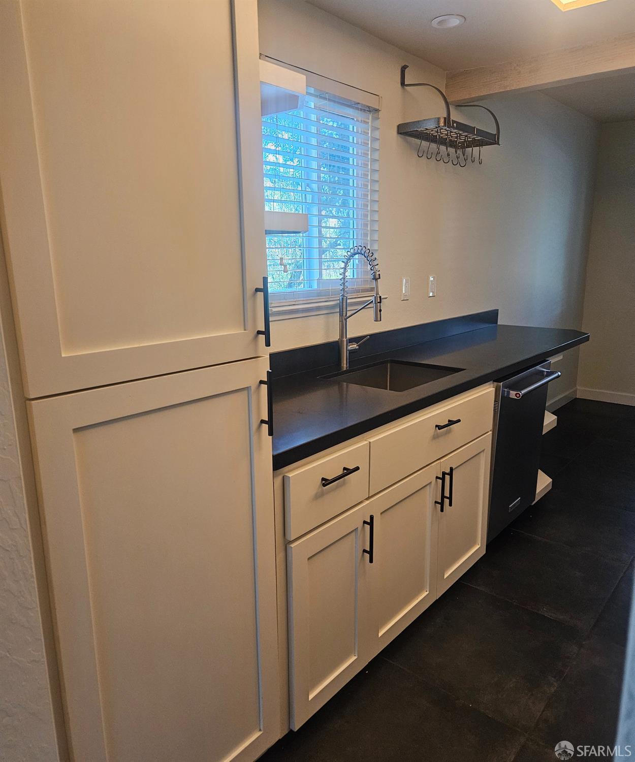 Detail Gallery Image 3 of 19 For 8711 Mountain Blvd #28,  Oakland,  CA 94605 - 1 Beds | 1 Baths