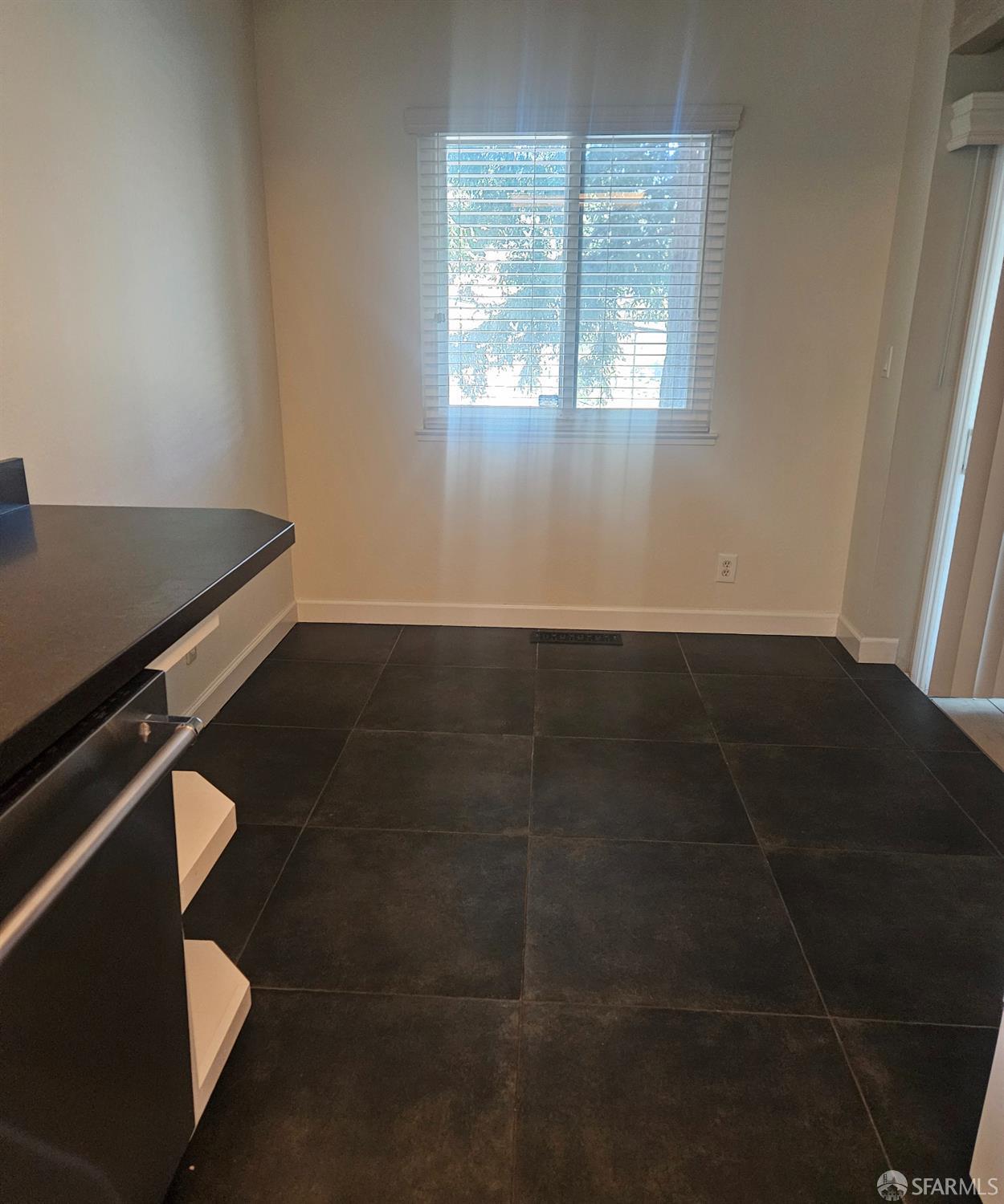 Detail Gallery Image 7 of 19 For 8711 Mountain Blvd #28,  Oakland,  CA 94605 - 1 Beds | 1 Baths