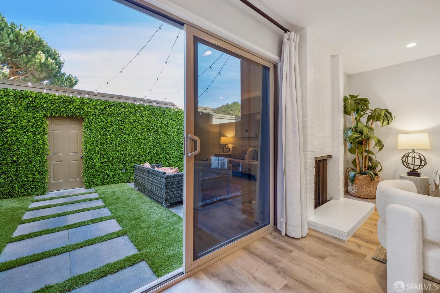 Detail Gallery Image 7 of 51 For 1152 Admiralty Ln, Alameda,  CA 94502 - 3 Beds | 1/1 Baths