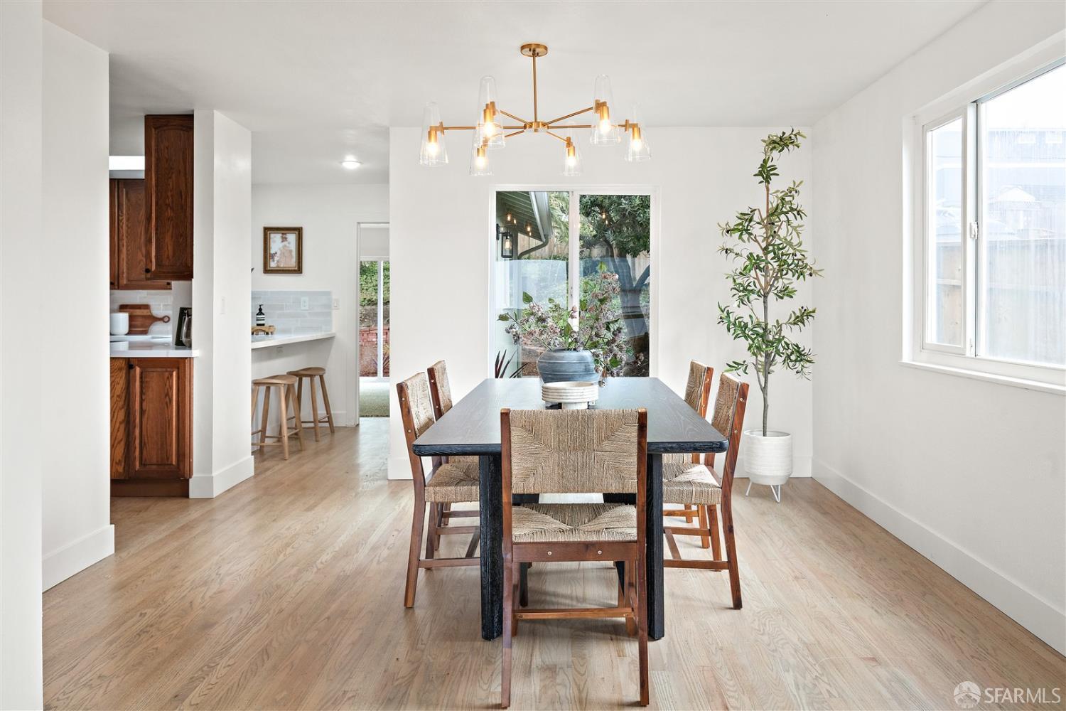 Detail Gallery Image 12 of 56 For 121 Beachview Ave, Pacifica,  CA 94044 - 4 Beds | 2/1 Baths