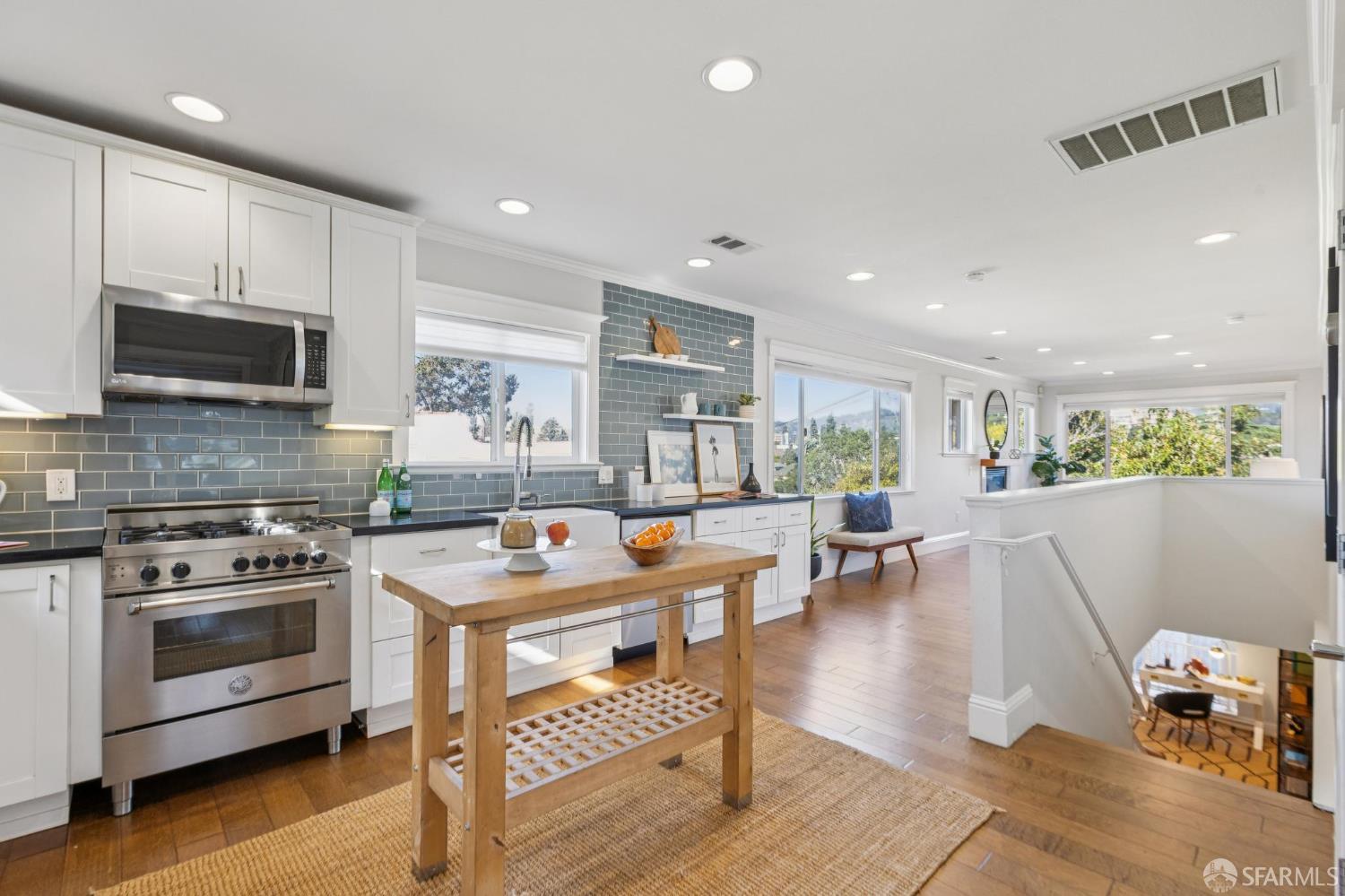 Detail Gallery Image 5 of 51 For 165 W Macarthur Blvd, Oakland,  CA 94611 - 3 Beds | 2/1 Baths