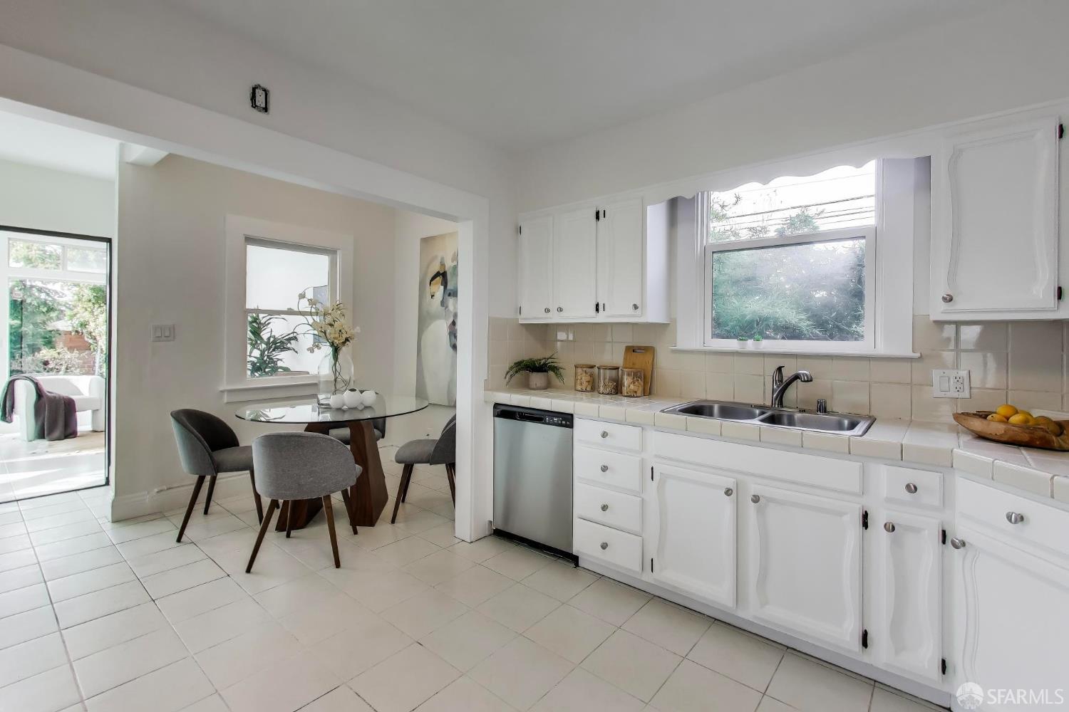 Detail Gallery Image 11 of 38 For 2304 Edwards St, Berkeley,  CA 94702 - 5 Beds | 2 Baths