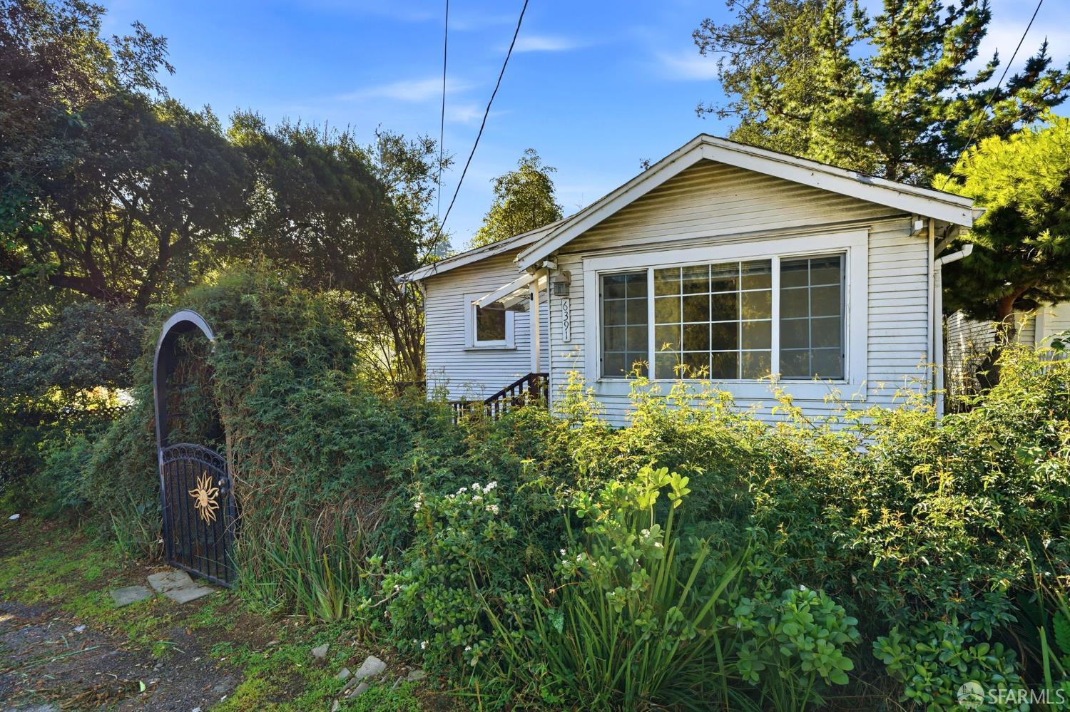 Detail Gallery Image 2 of 25 For 6391 Hillmont Dr, Oakland,  CA 94605 - 2 Beds | 1 Baths