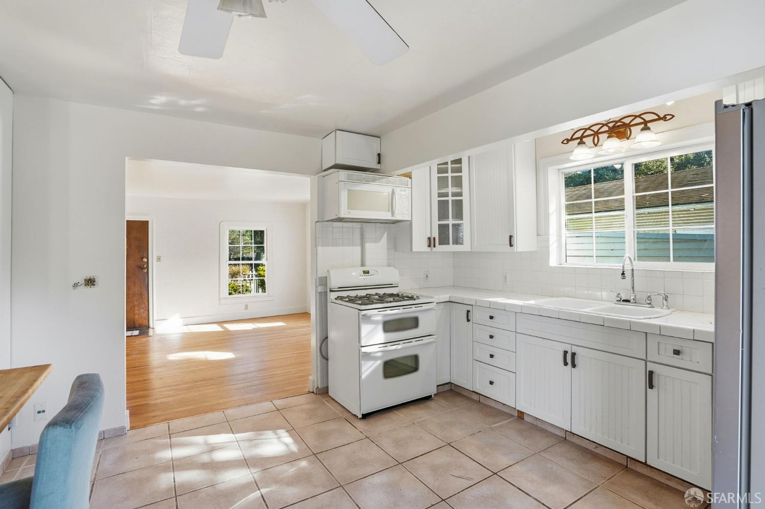 Detail Gallery Image 9 of 31 For 6383 Hillmont Dr, Oakland,  CA 94605 - 3 Beds | 1 Baths