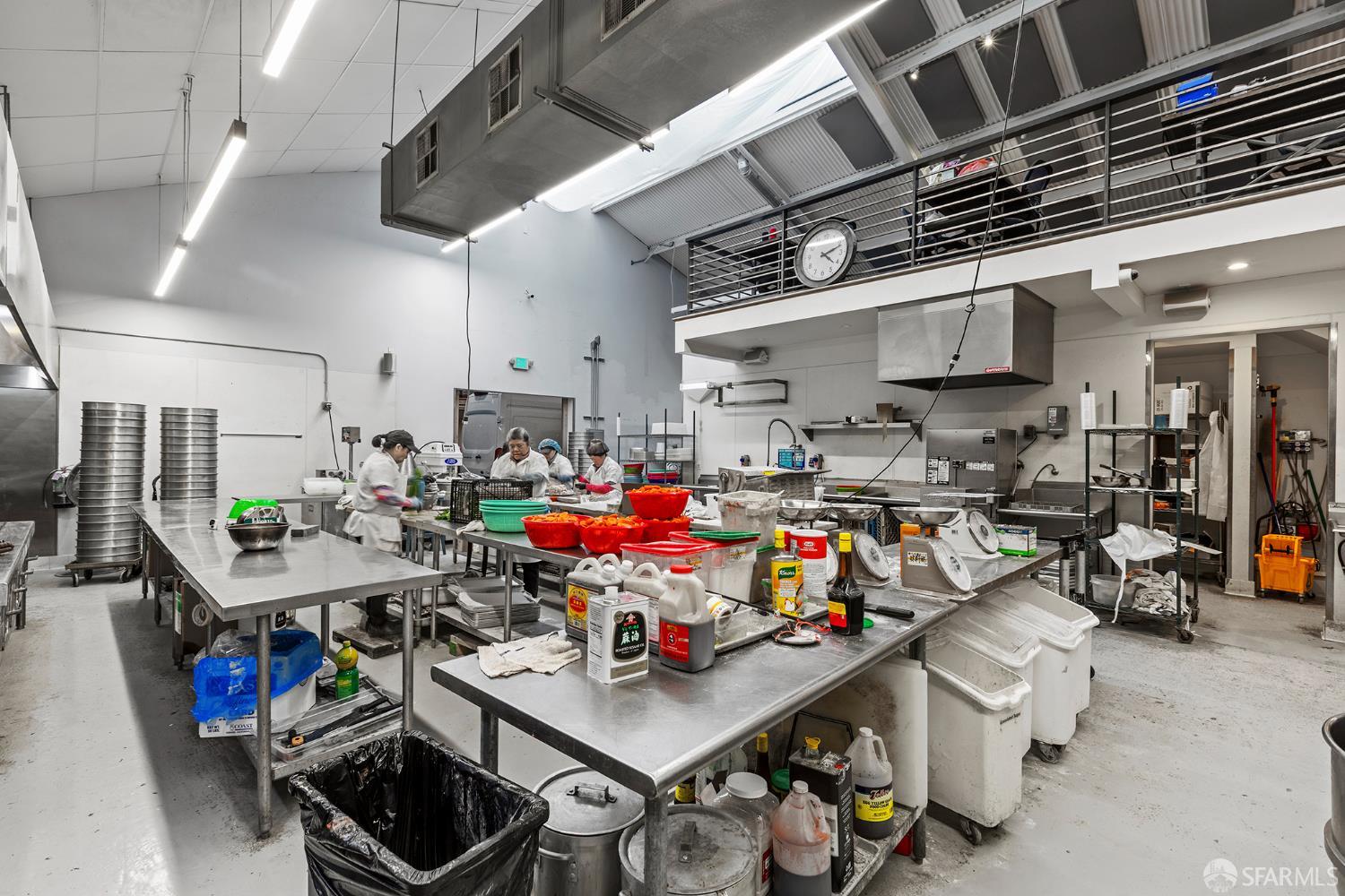 Detail Gallery Image 4 of 7 For 1400 Yosemite Ave, San Francisco,  CA 94124 - – Beds | – Baths