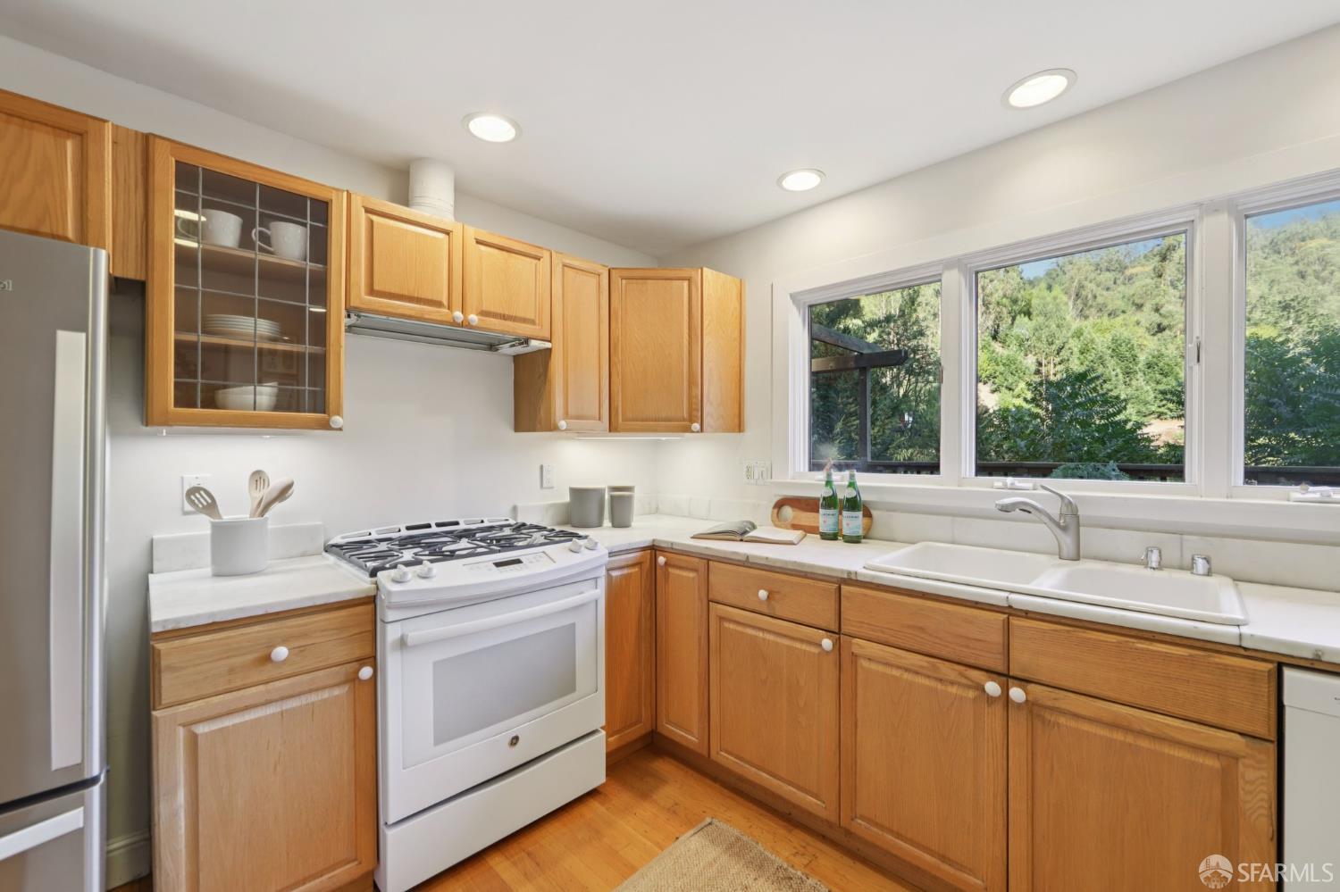 Detail Gallery Image 17 of 65 For 6891 Pinehaven Rd, Oakland,  CA 94611 - 3 Beds | 3 Baths